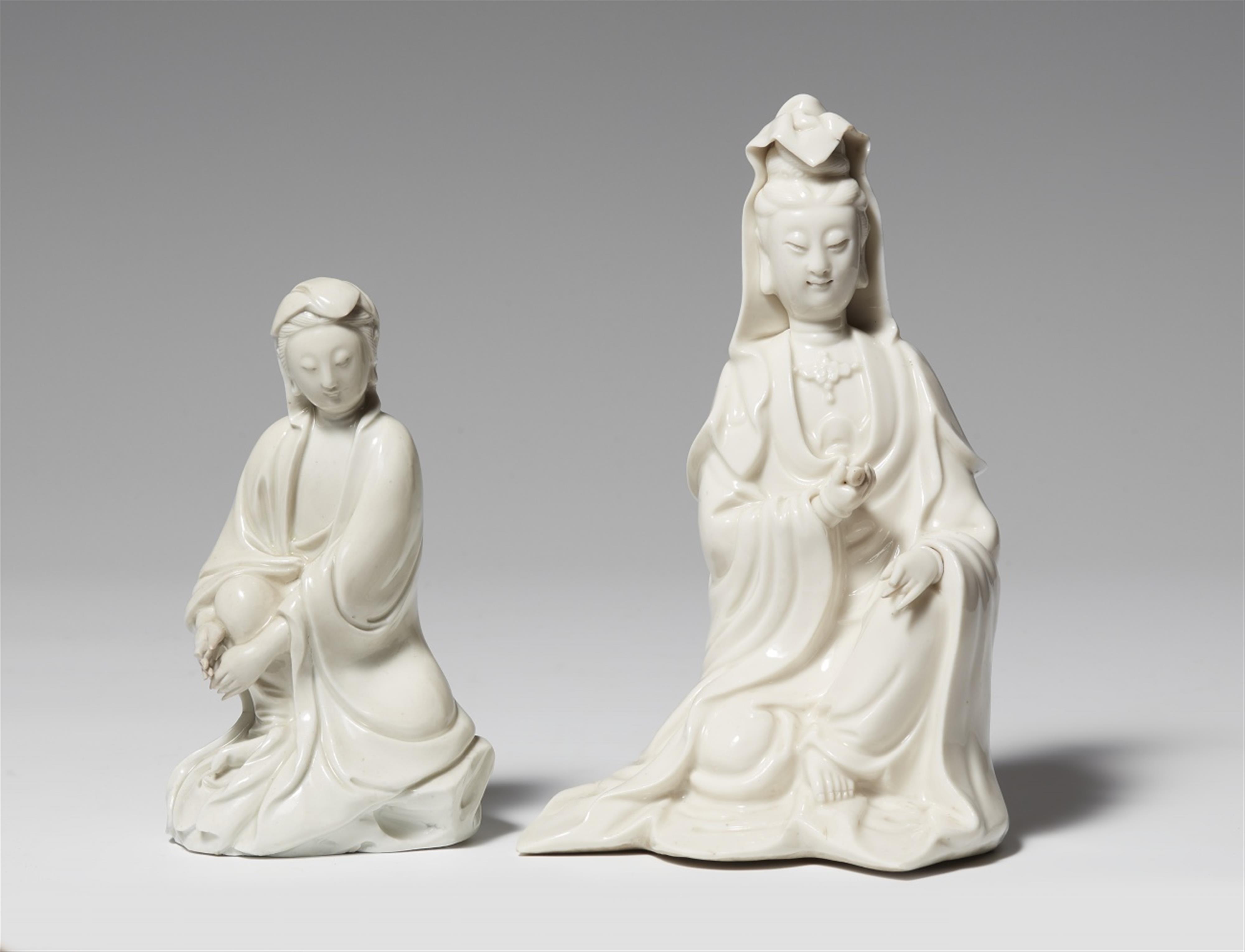 Zwei blanc de Chine-Figuren einer Guanyin - image-1