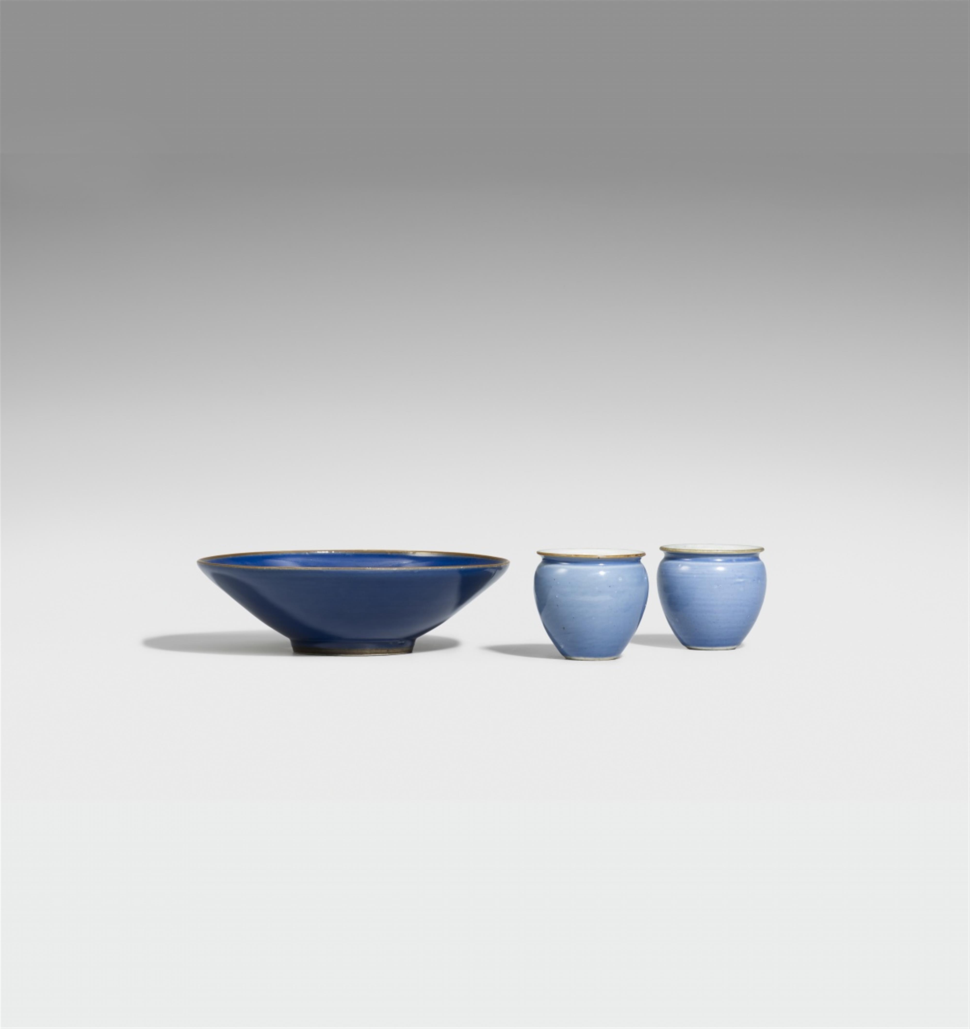 A blue-glazed dish and a pair of blue-glazed miniature jardinières. 17th/18th century - image-1