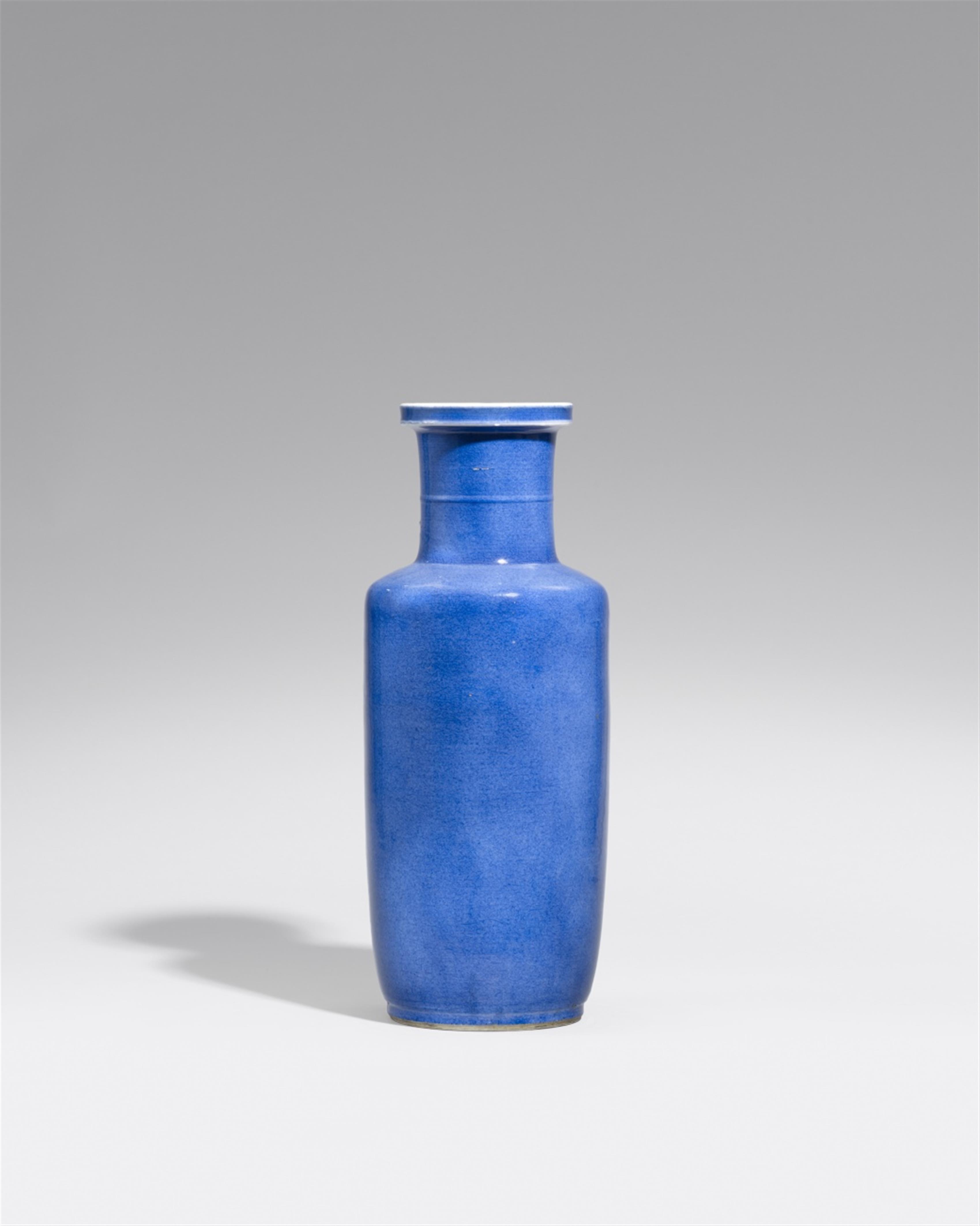 Große Rouleauvase mit puderblauer Glasur. Kangxi-Periode (1662-1722) - image-1