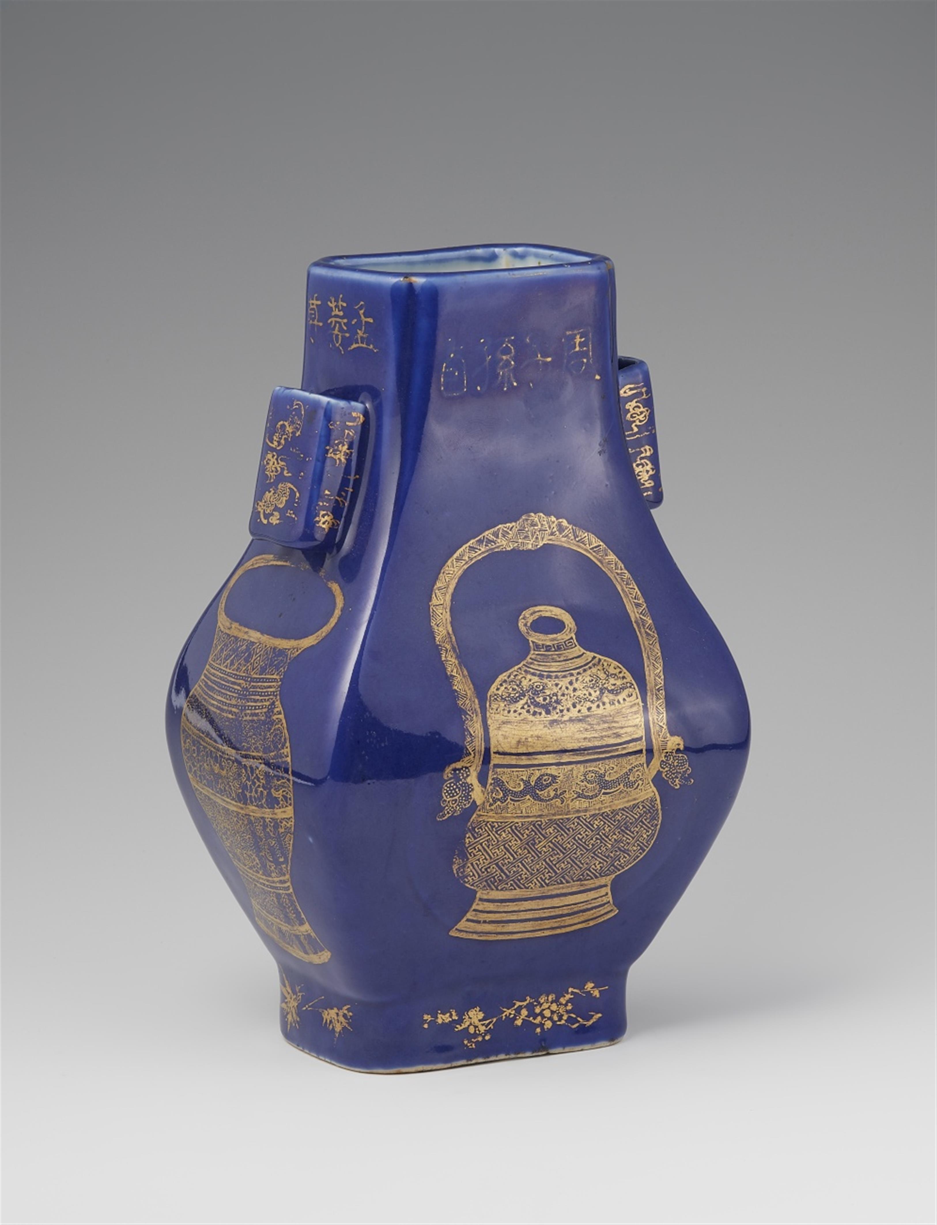 Blau glasierte hu-Vase mit Goddekor. 19./20. Jh. - image-1