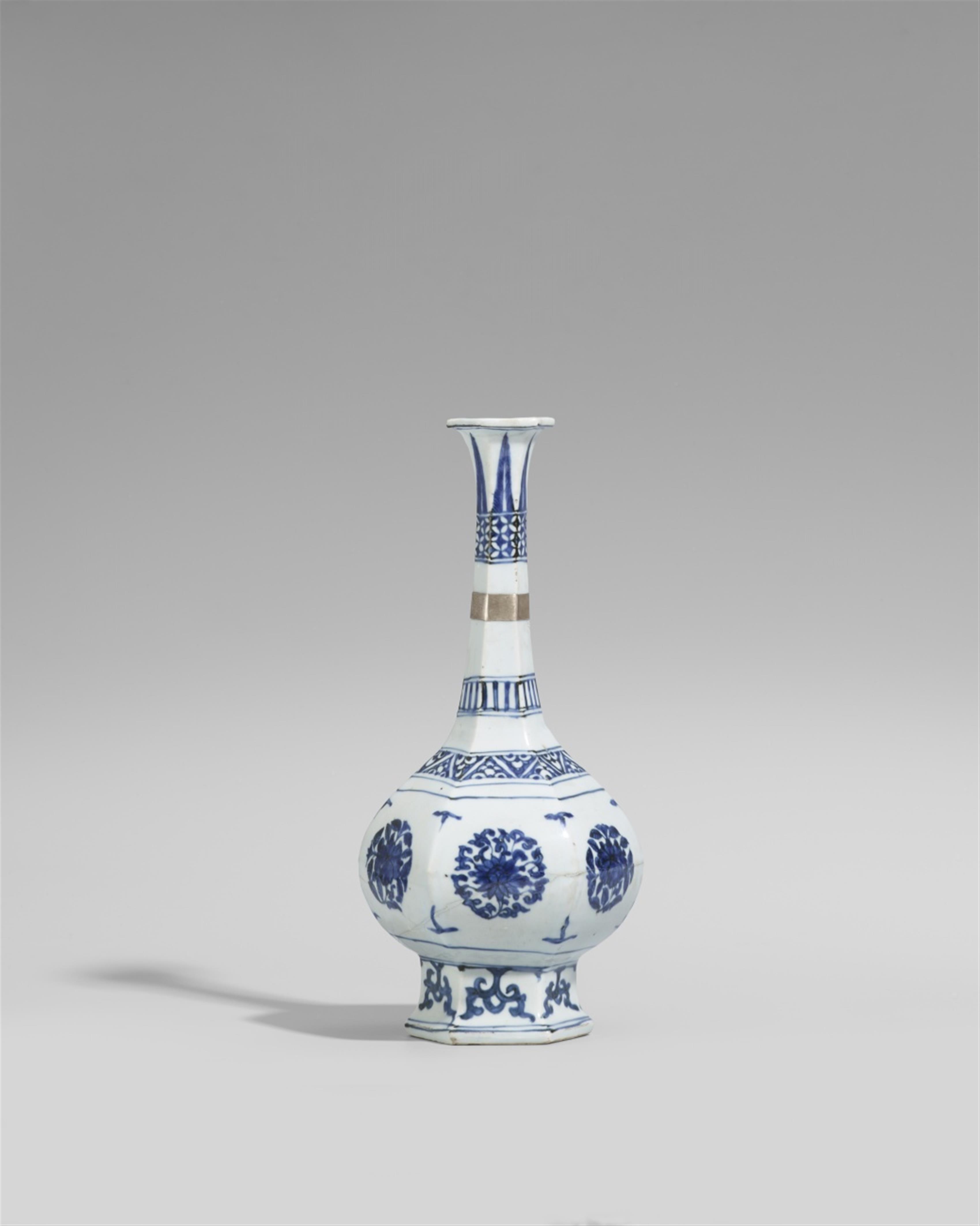 A blue and white bottle for the Islamic market. Jiajing period (1522-1566) - image-1