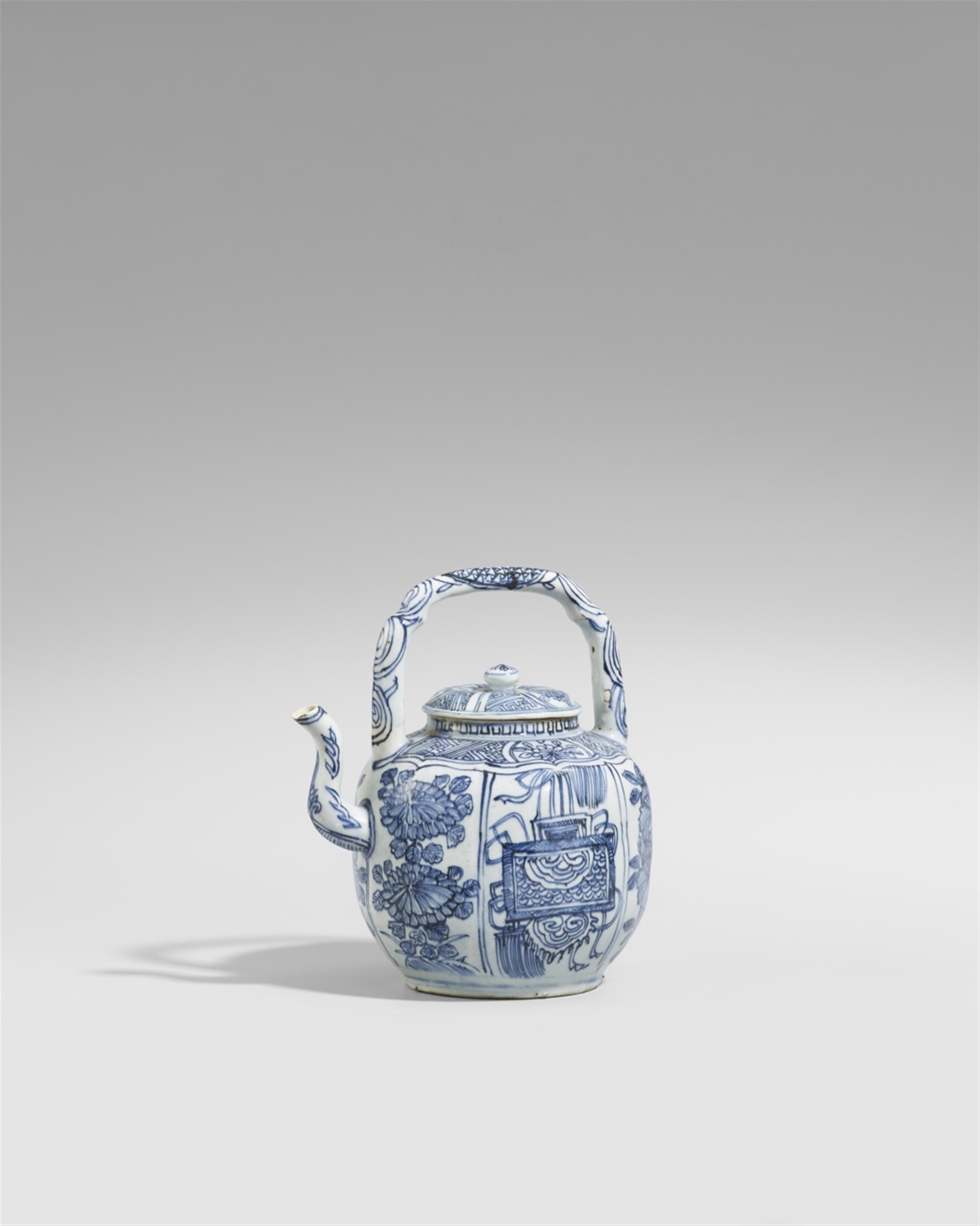 A blue and white Kraak wine pot and cover. Wanli period (1572-1620) - image-1