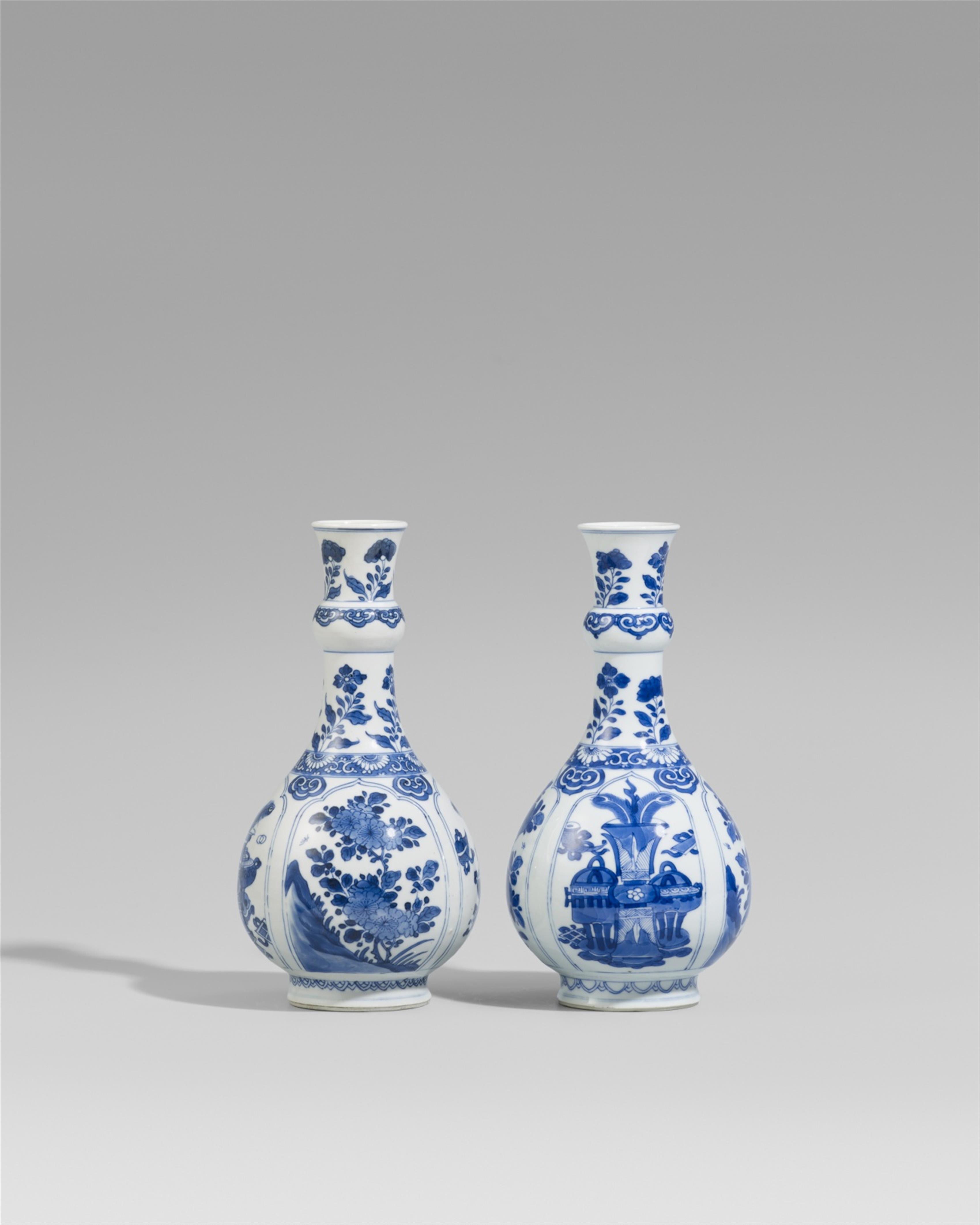 A pair of blue and white bottle vases. Kangxi period (1662-1722) - image-1