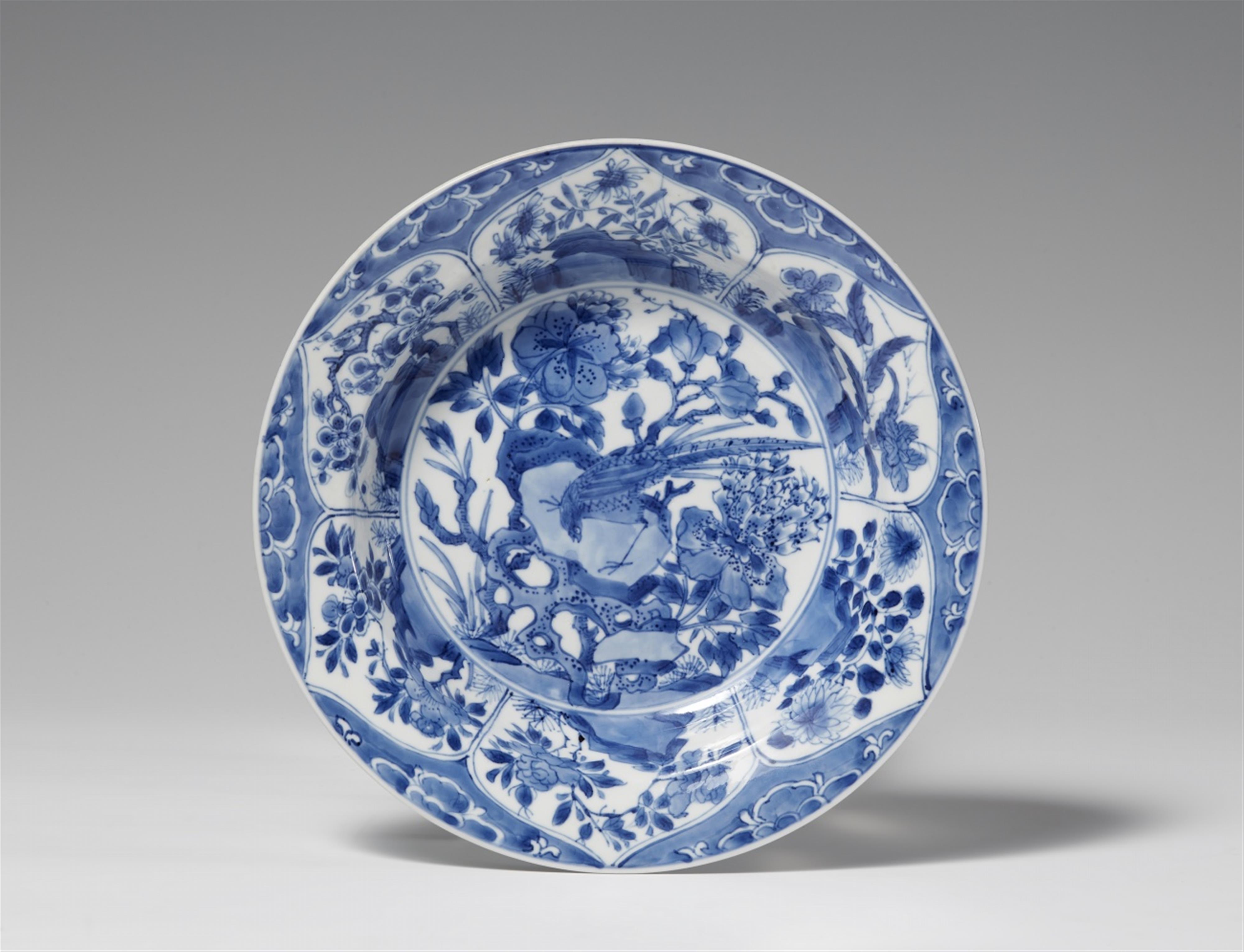 A blue and white Kraak dish. Kangxi period (1662-1722) - image-1