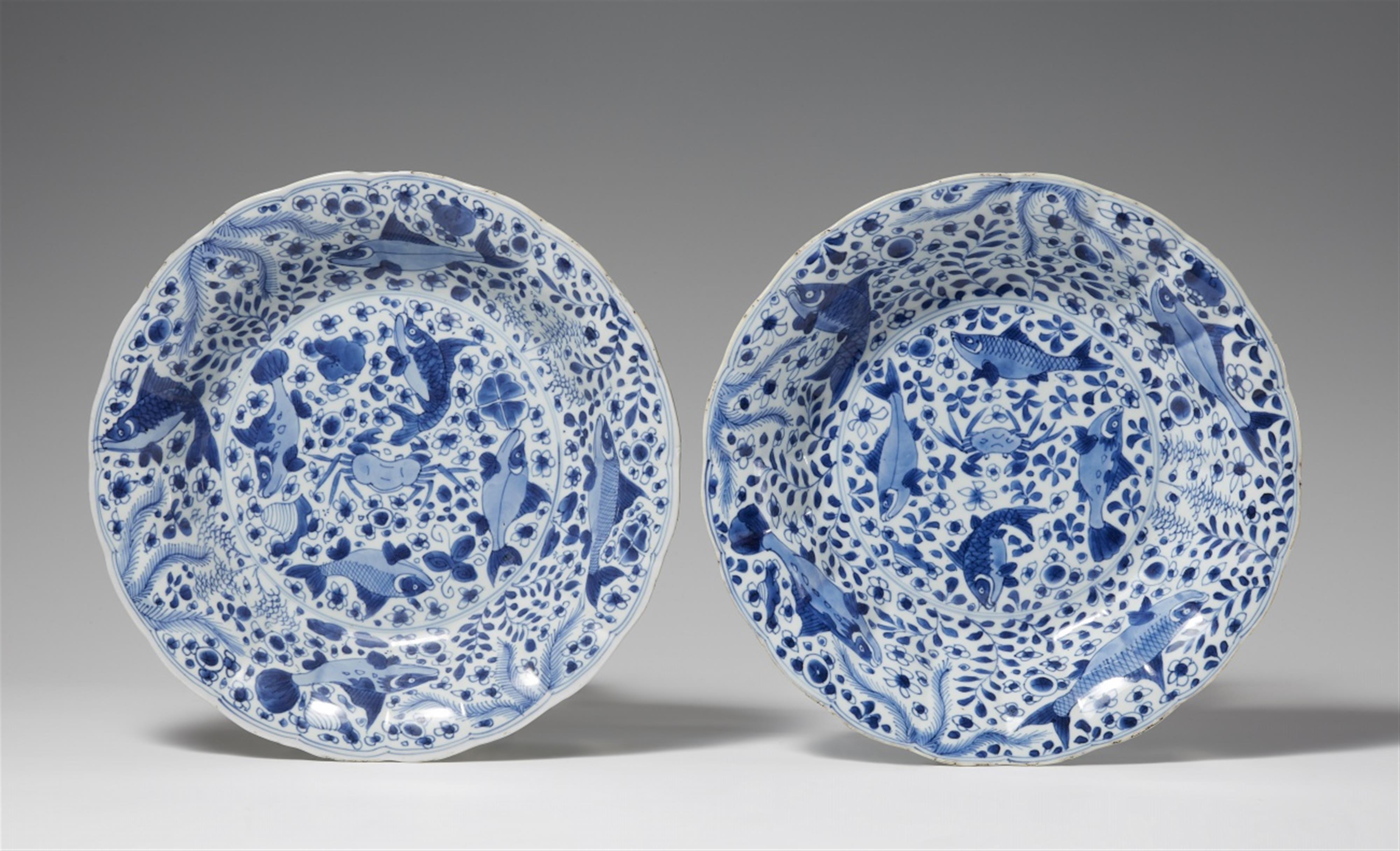 Zwei blau-weiße Teller mit Fischdekor. Kangxi-Periode (1662-1722) - image-1