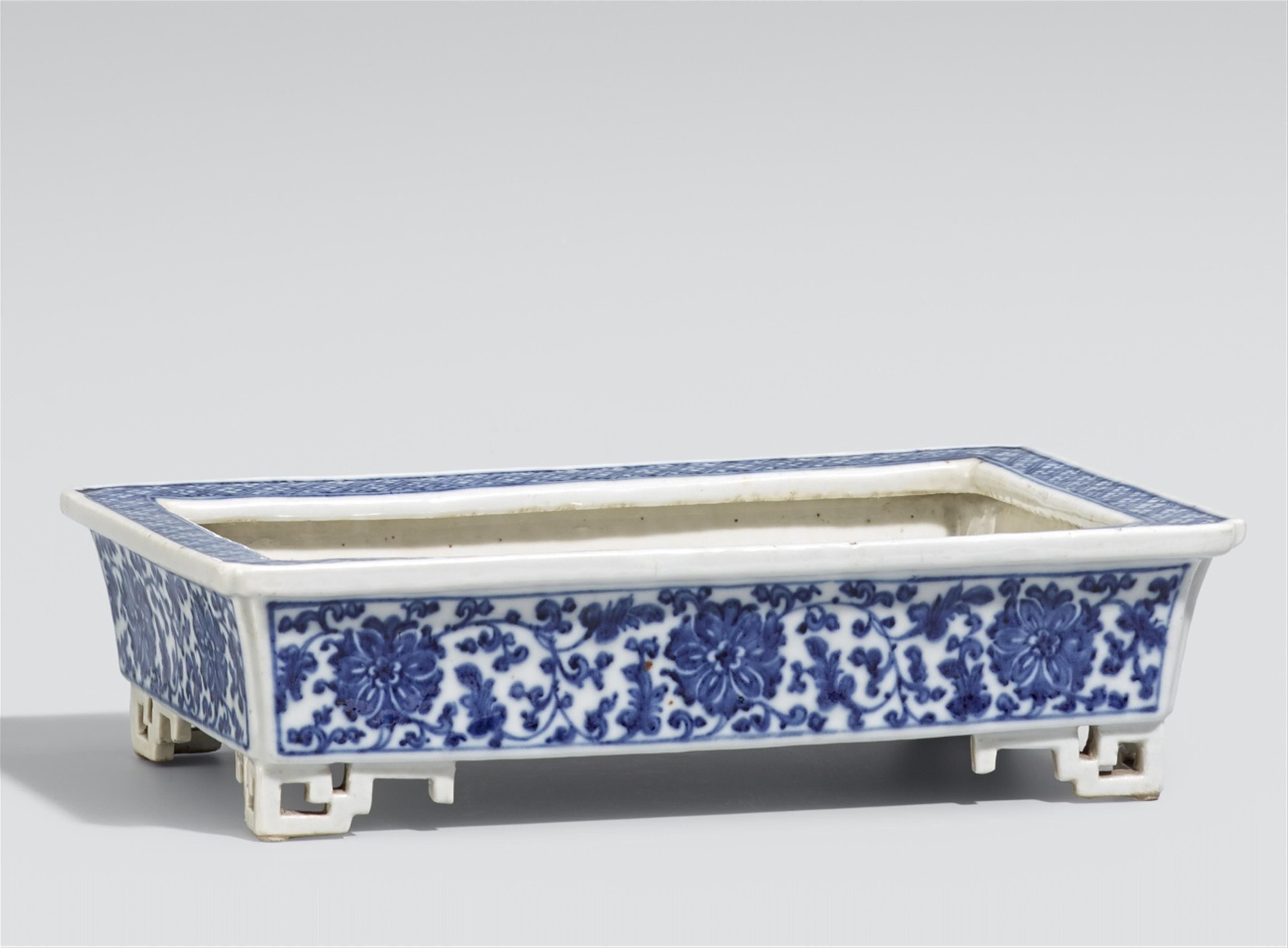 A blue and white jardinière. 19th century - image-2