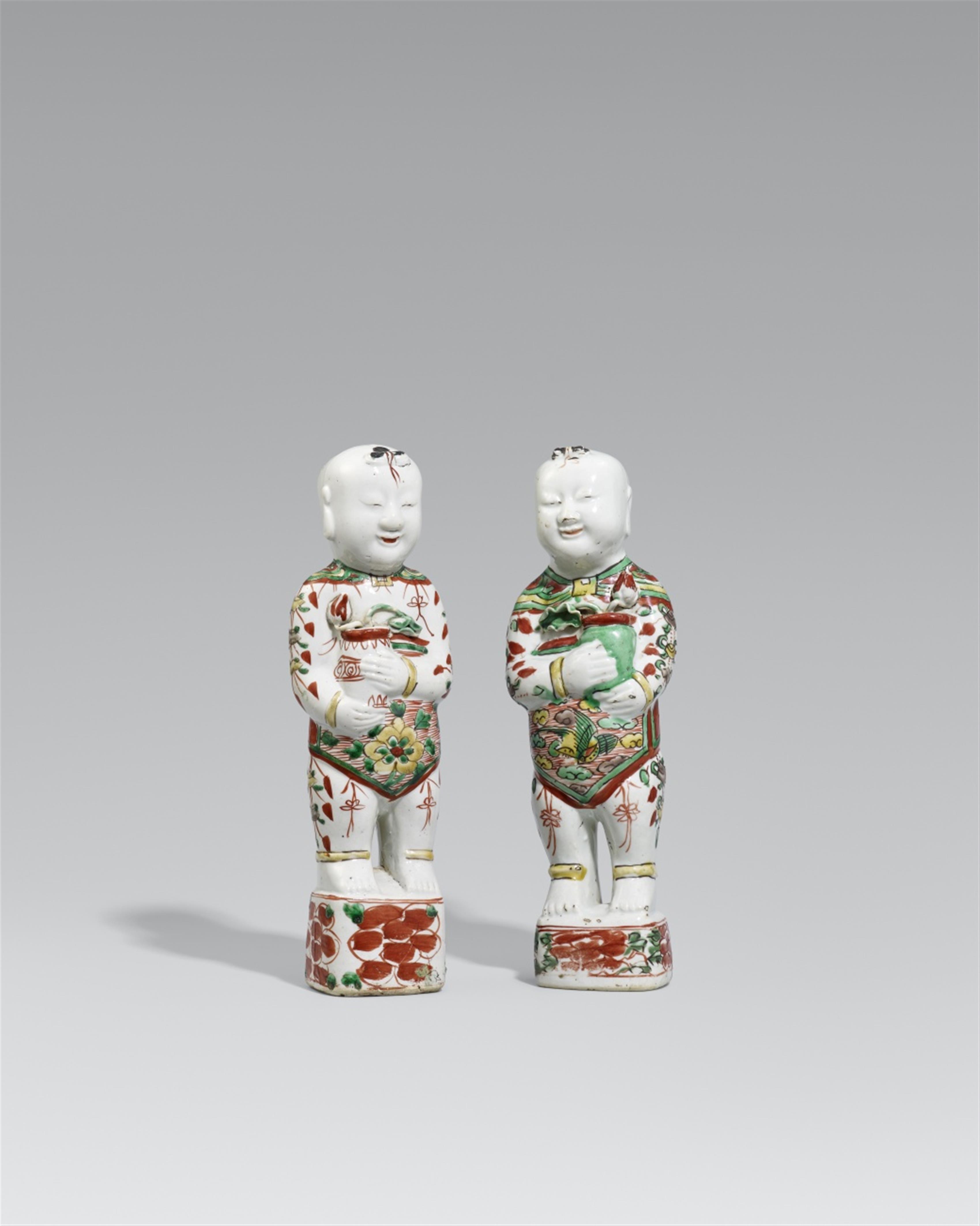 Two wucai-decorated laughing boys. 17th century - image-1