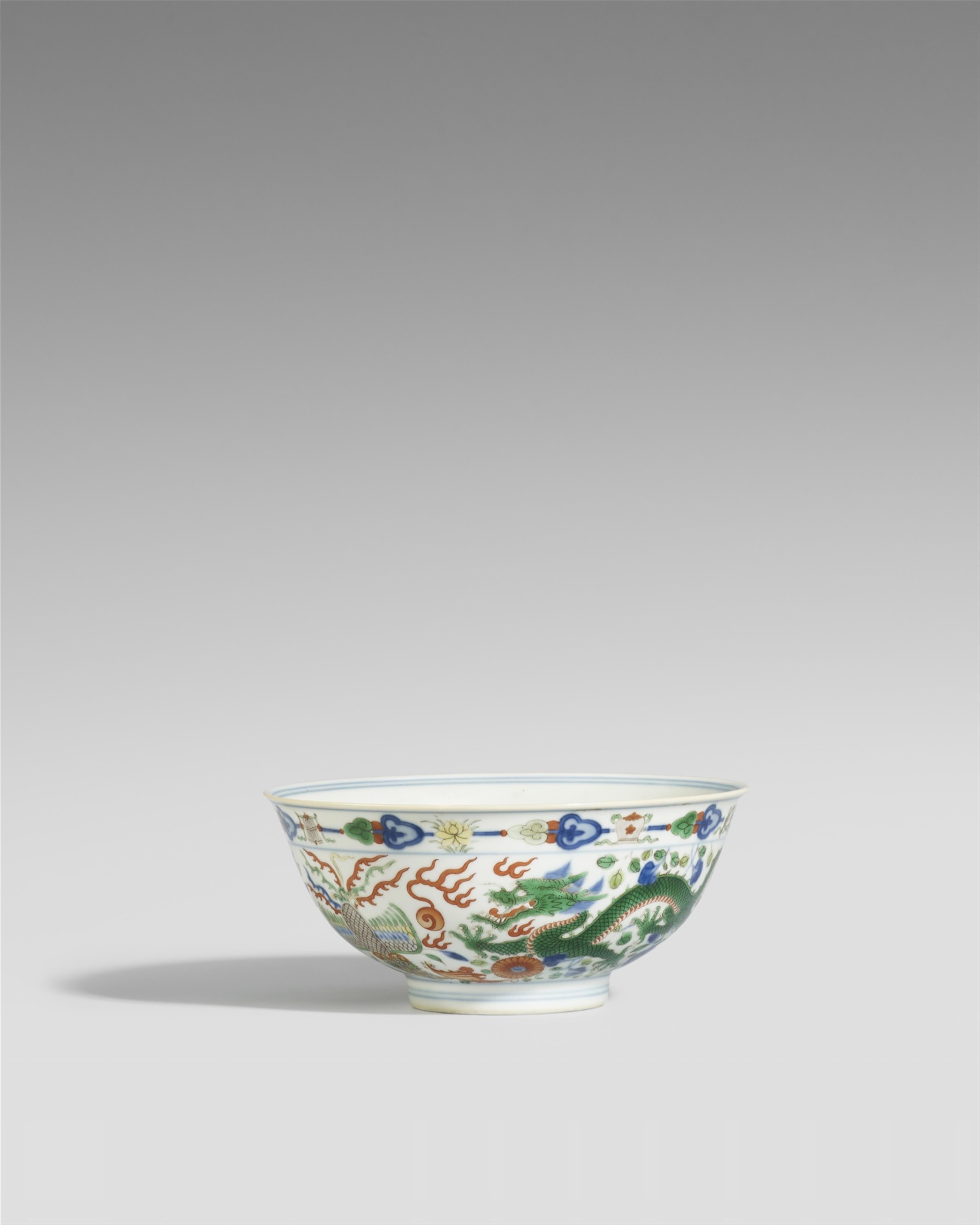 A wucai dragon and phoenix bowl. Qianlong period (1735-1796) - image-1