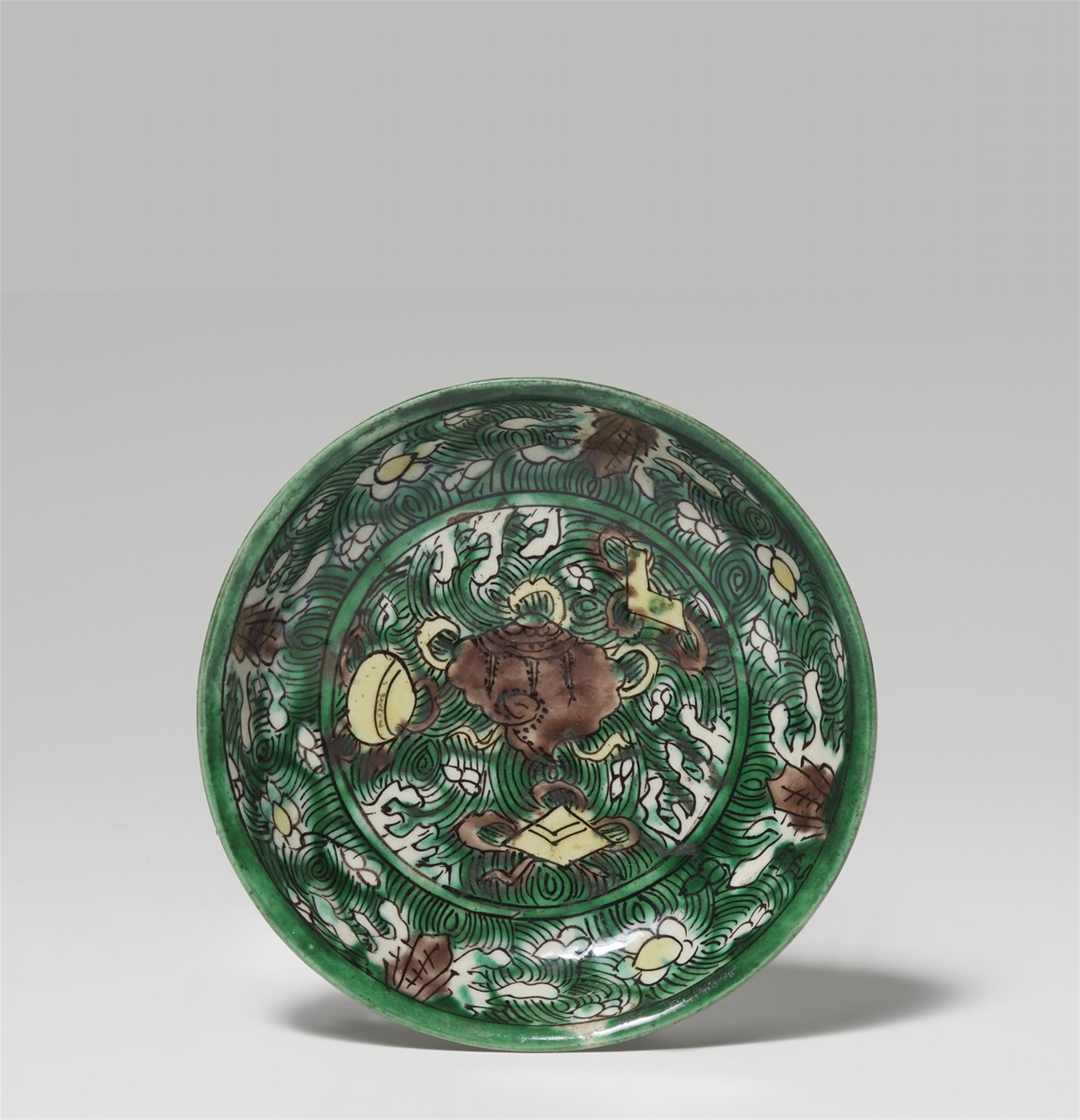 A small émail sur biscuit dish. Kangxi period (1662-1722) - image-1