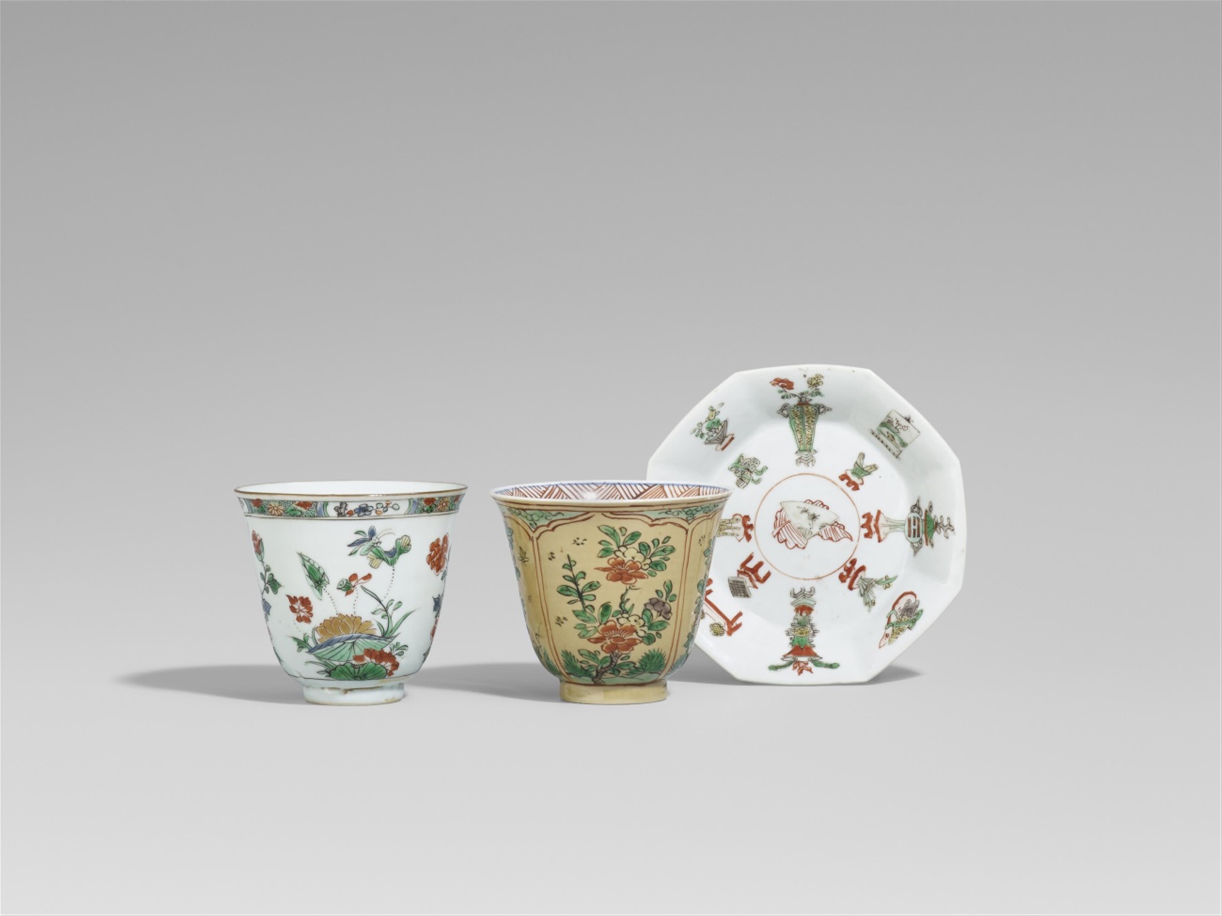 Zwei famille verte-Becher und ein Unterteller. Kangxi Periode (1662-1722) - image-1