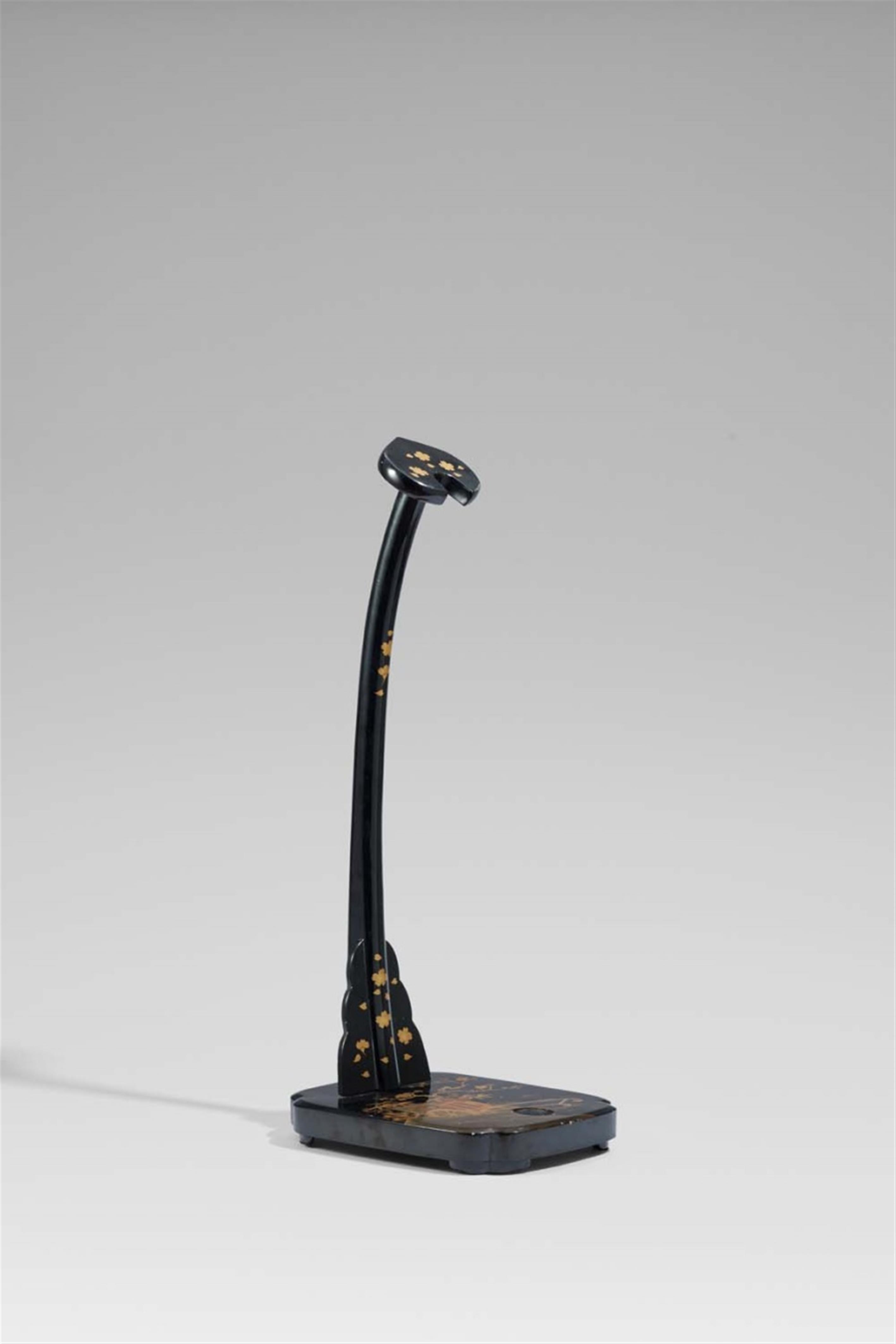 A lacquer stand for a tachi (tachikake). 19th century - image-1