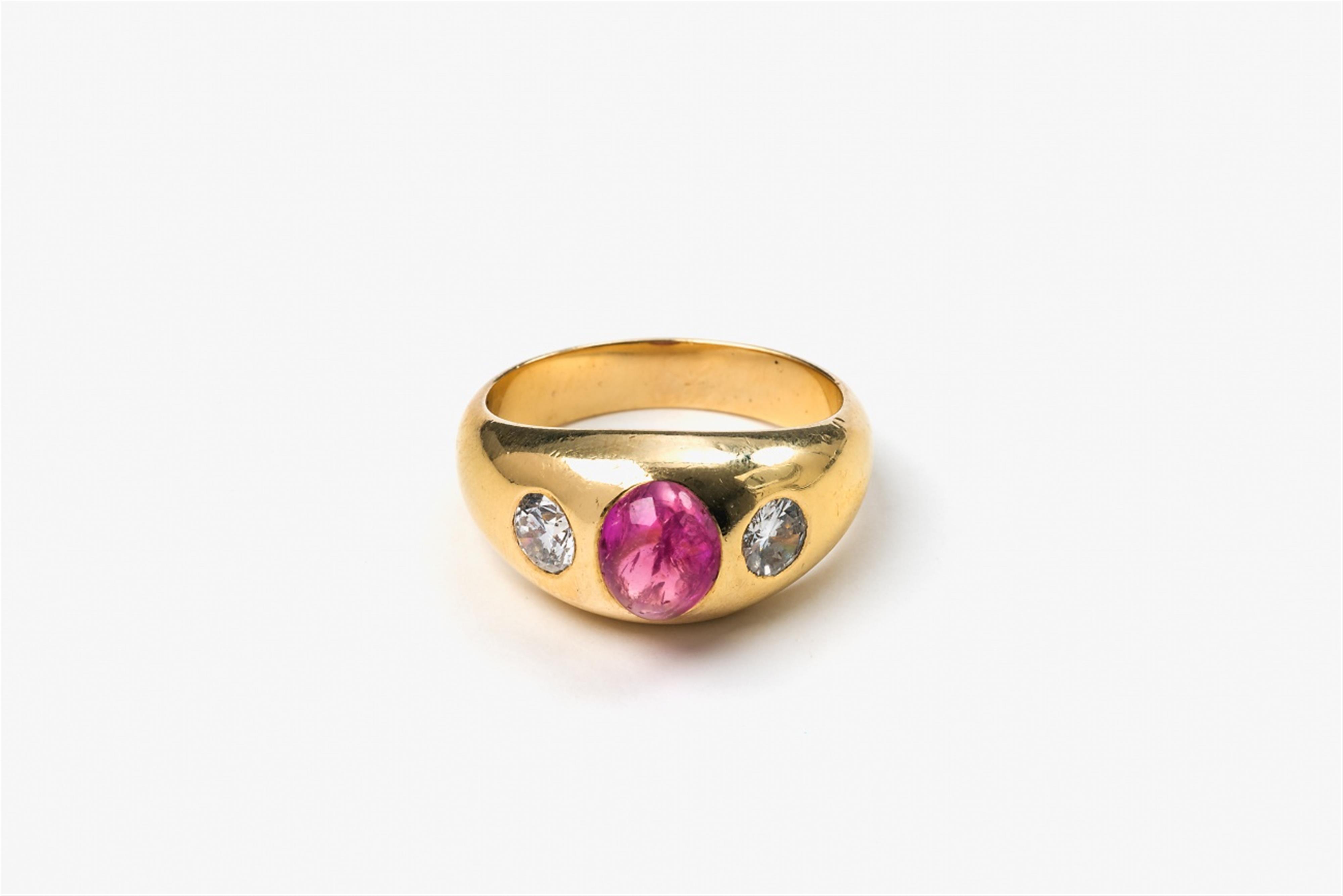 An 18k gold pink sapphire ring - image-1