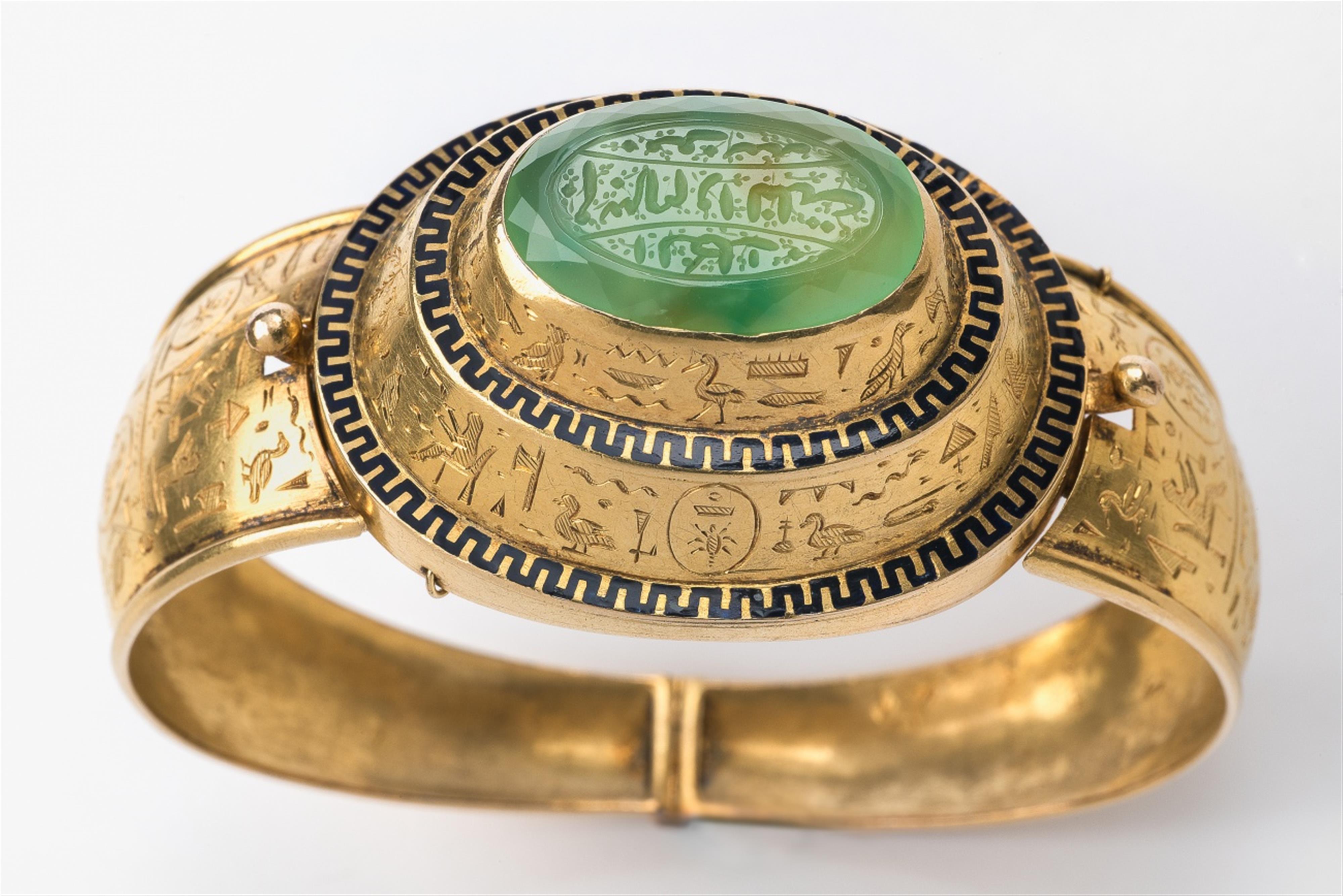 An 18k gold and crysoprase Egyptian Revival bangle - image-2