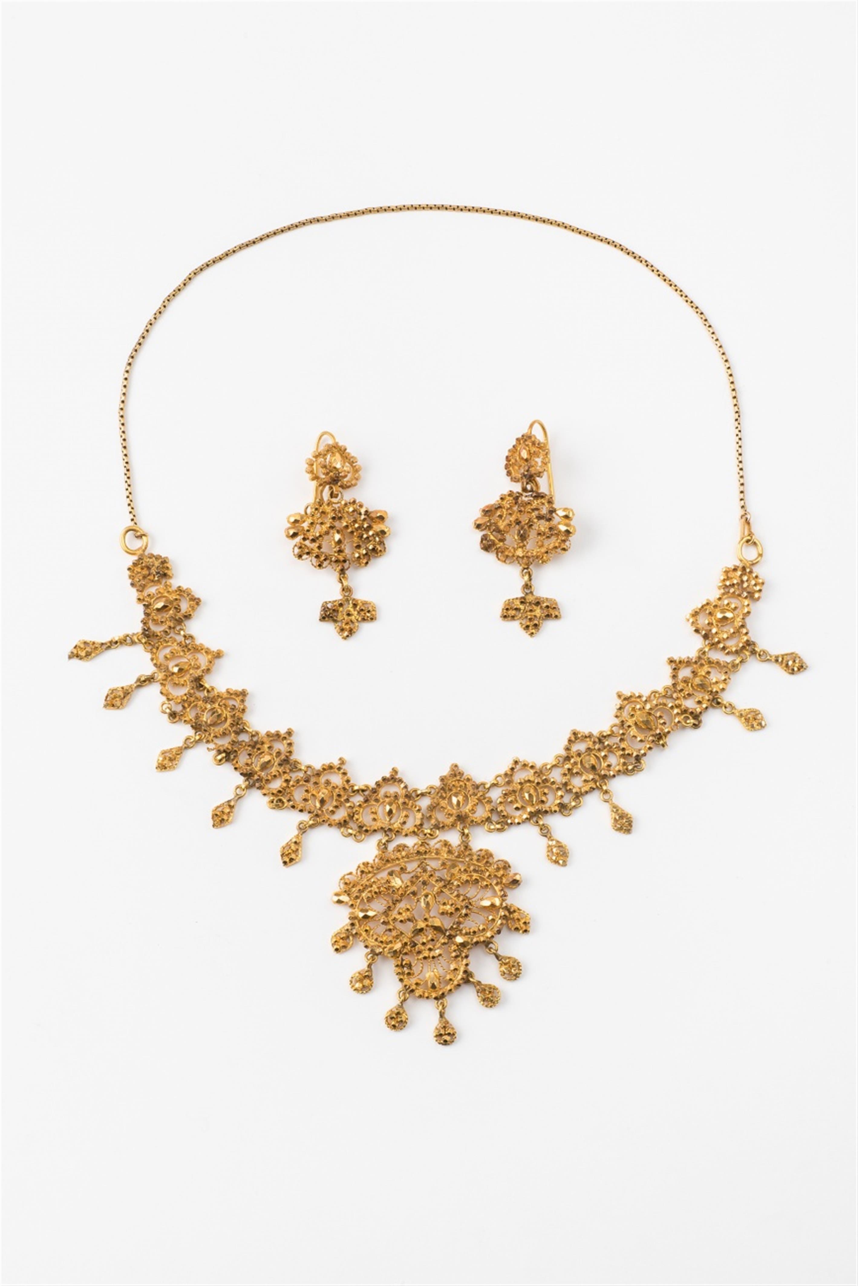 An Indian 22k gold fringe necklace and earrings - image-1