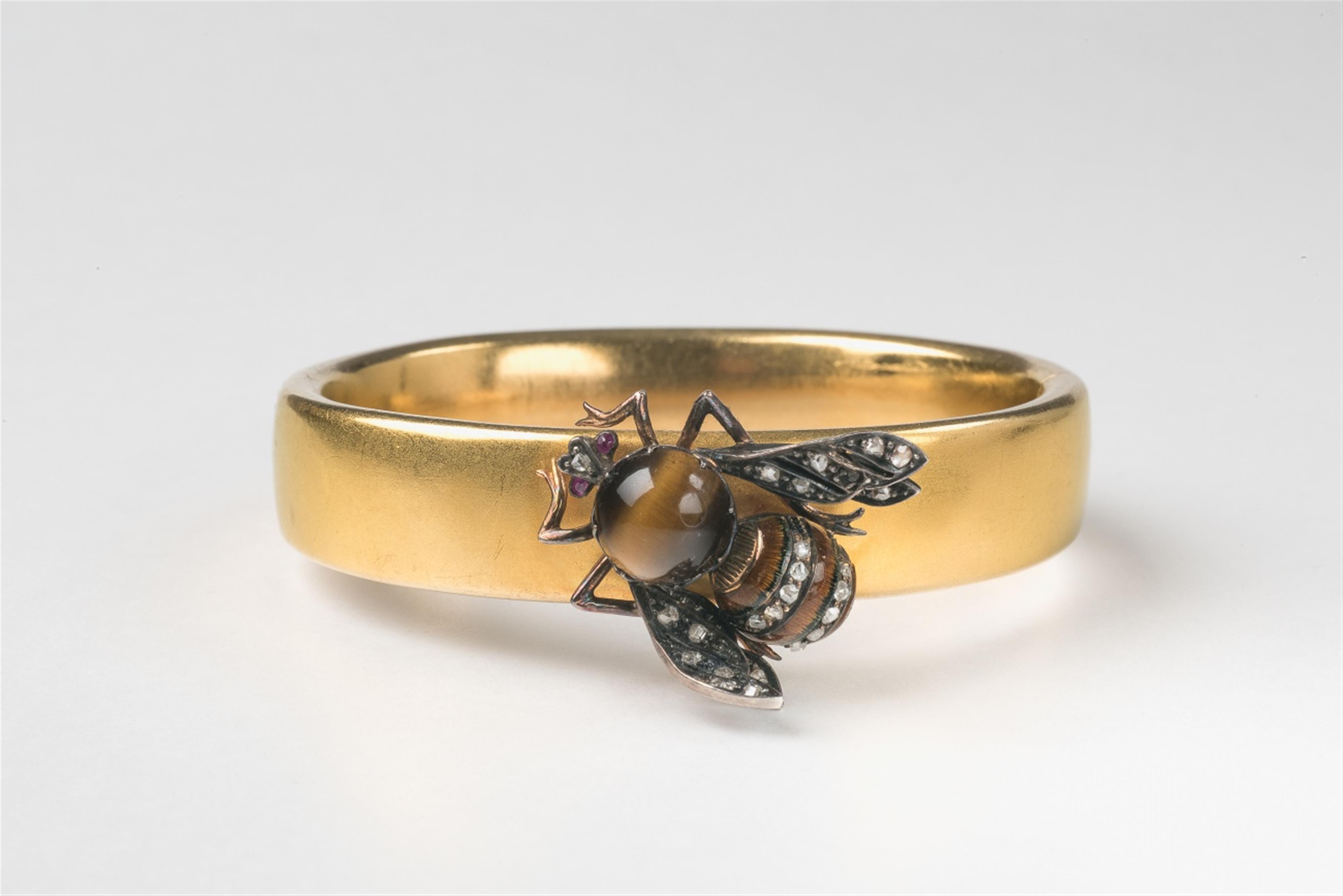 An 18k gold enamel and tiger's eye bee bangle - image-1