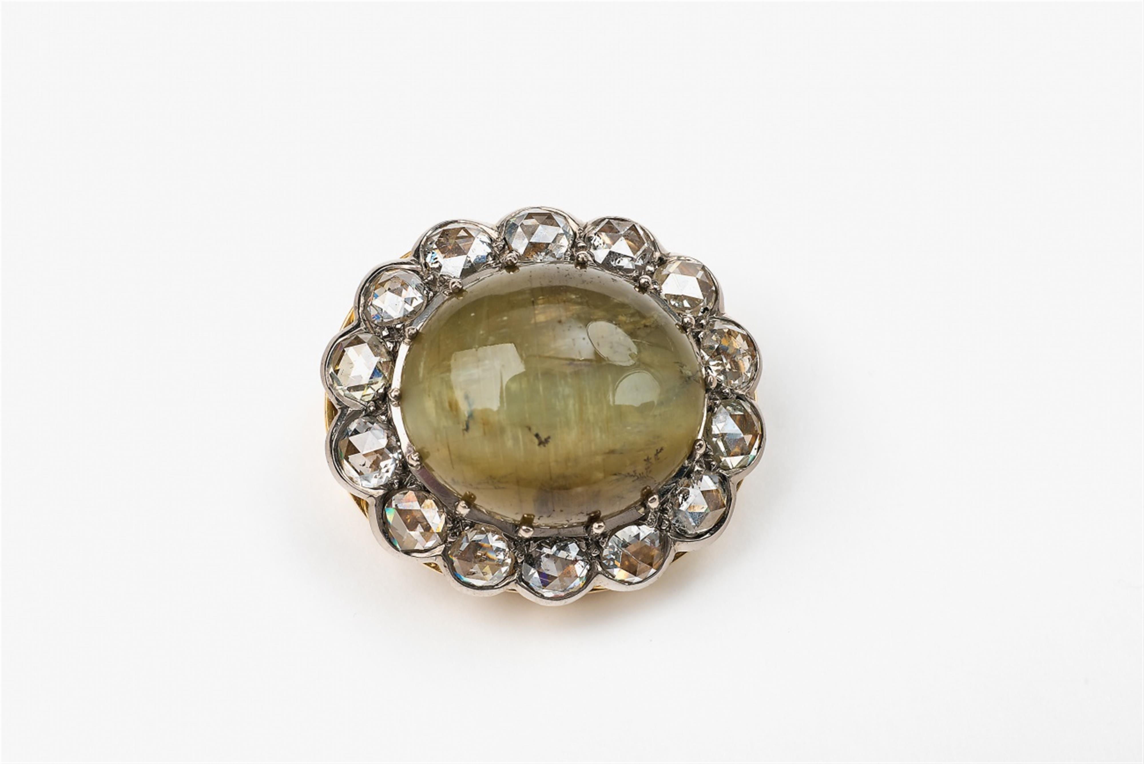 An 18k gold and cat's eye brooch - image-1
