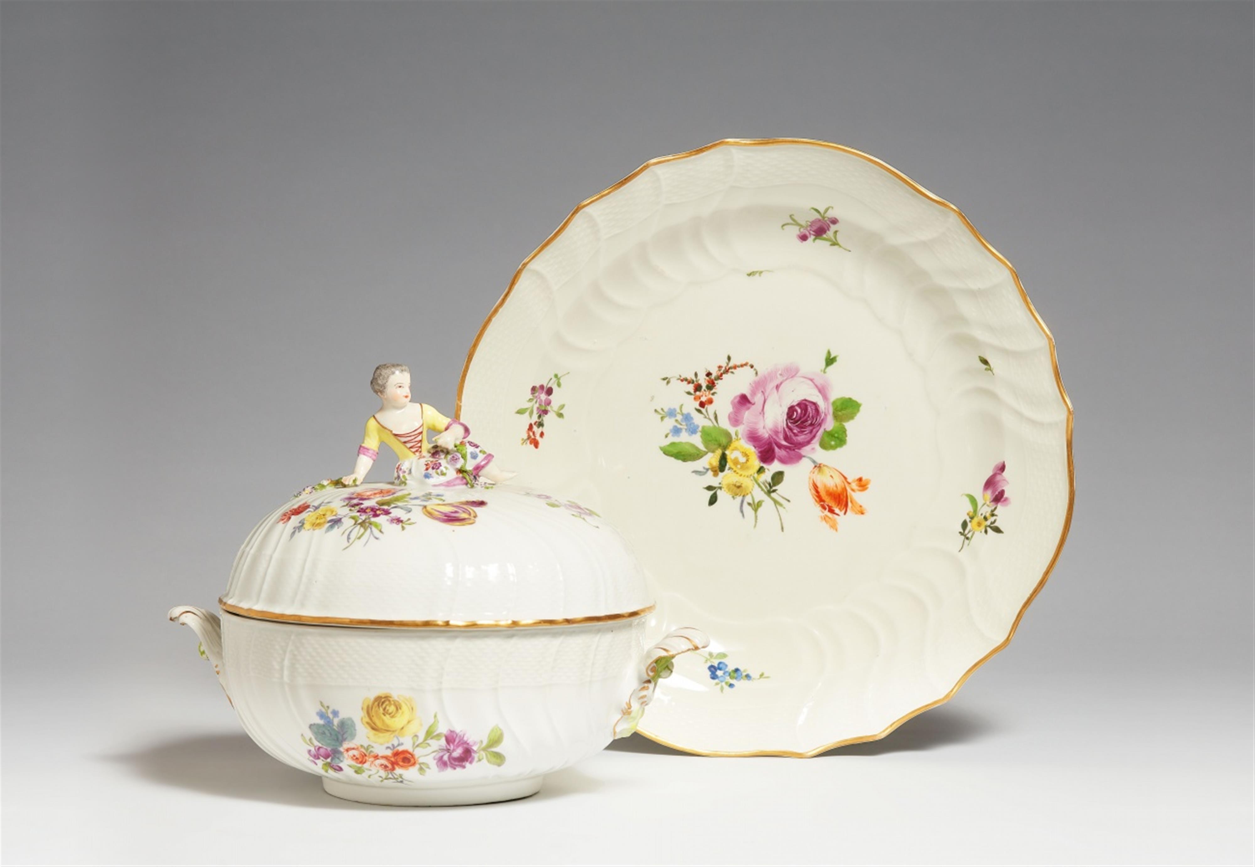 A Meissen porcelain "wöchnerinnen" dish with floral decor - image-1