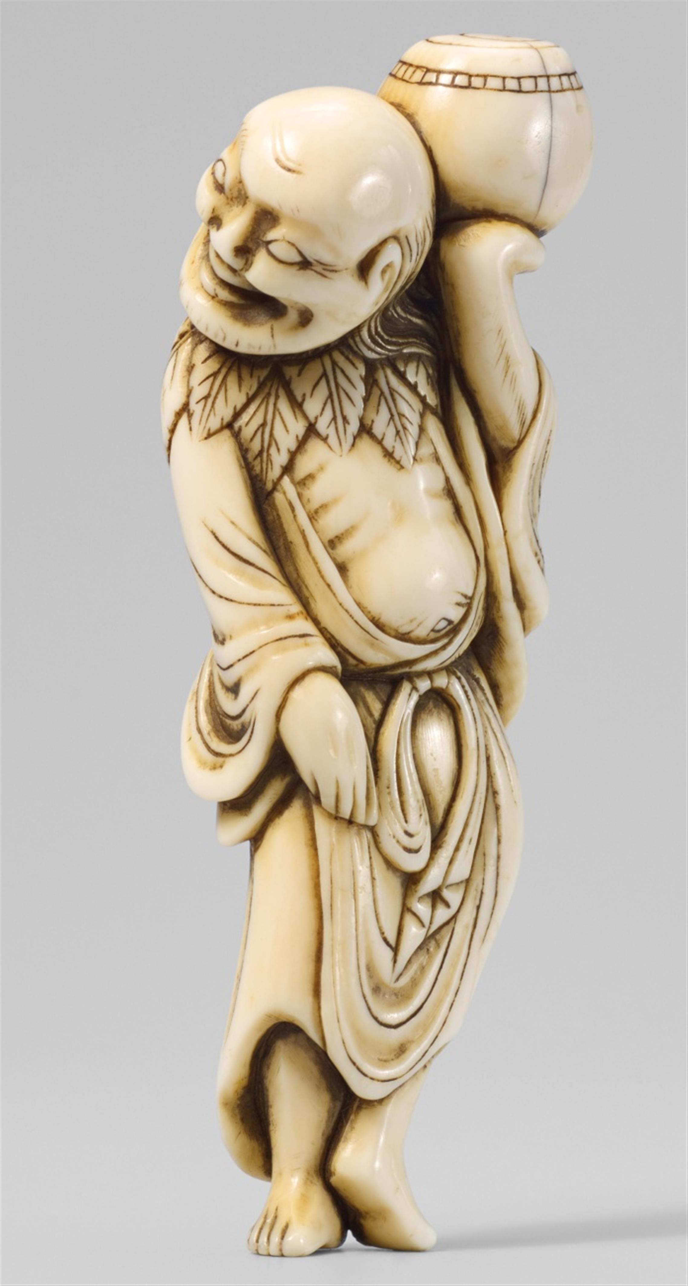 A finely carved ivory netsuke of a Chinnan Sennin. Late 18th century - image-1