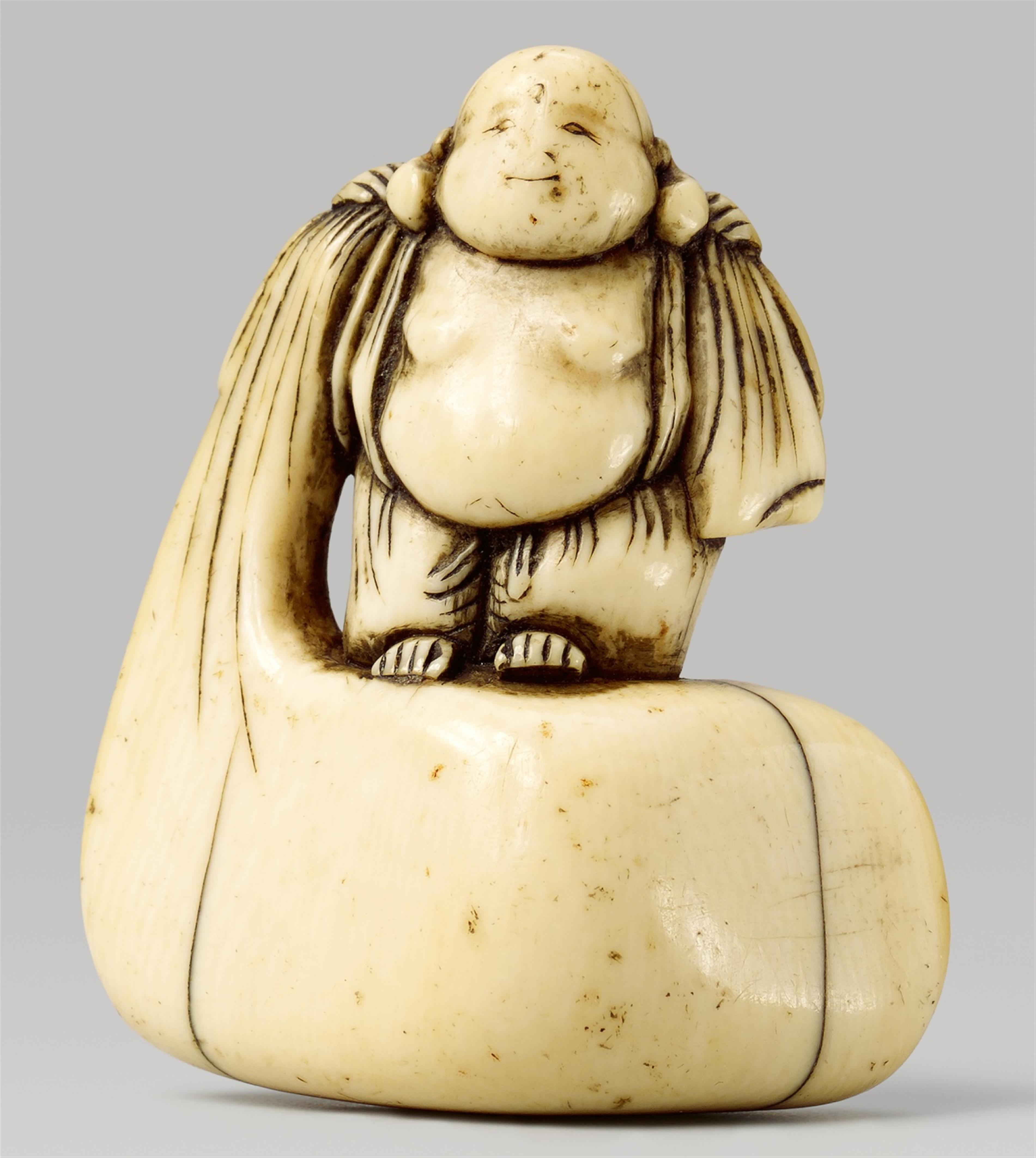 An ivory netsuke of Hotei. 18th century - image-1