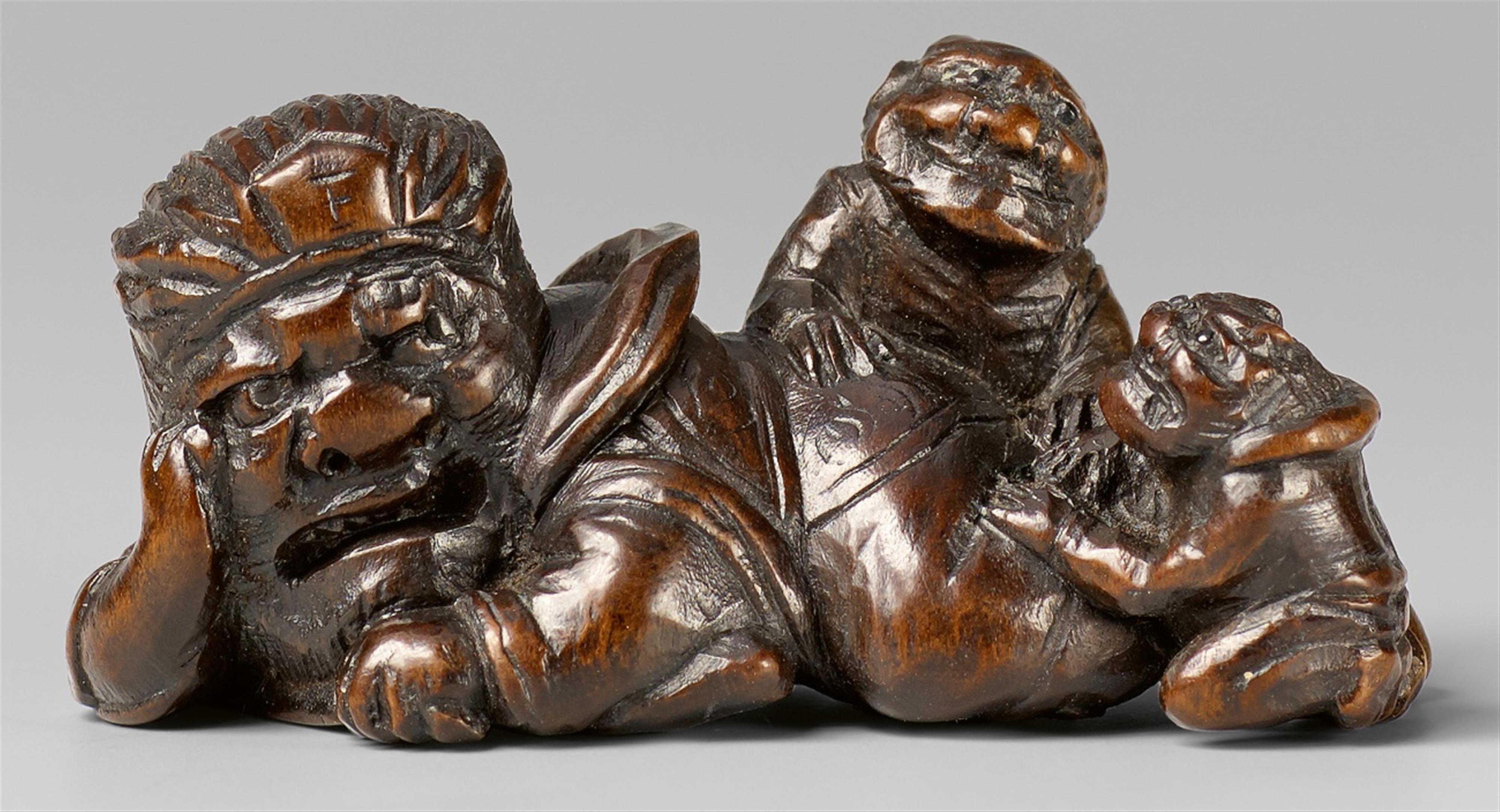 A wood netsuke of an Enma-ô with two oni. Early 19th century - image-1