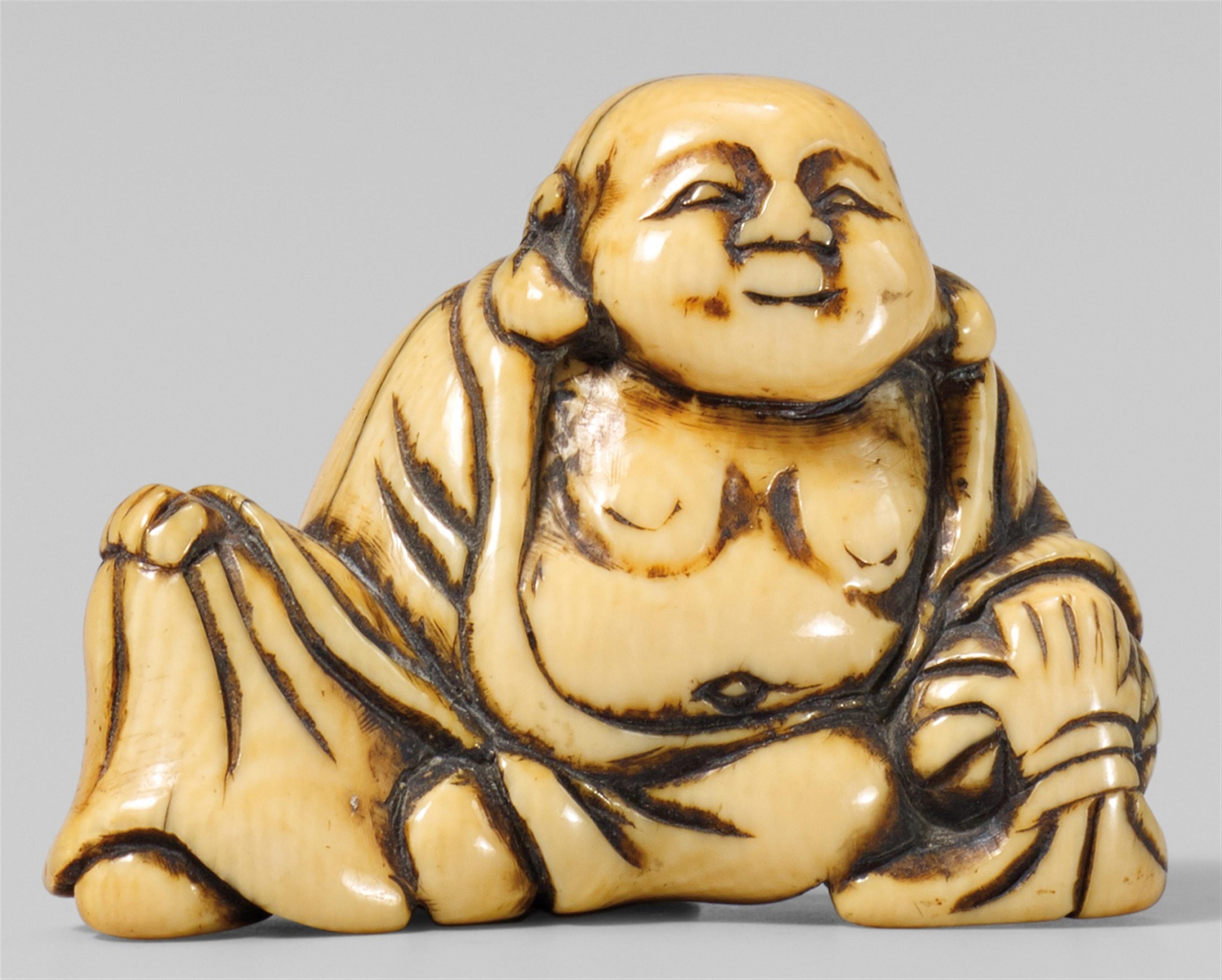 An ivory netsuke of Hotei. 18th century - image-1