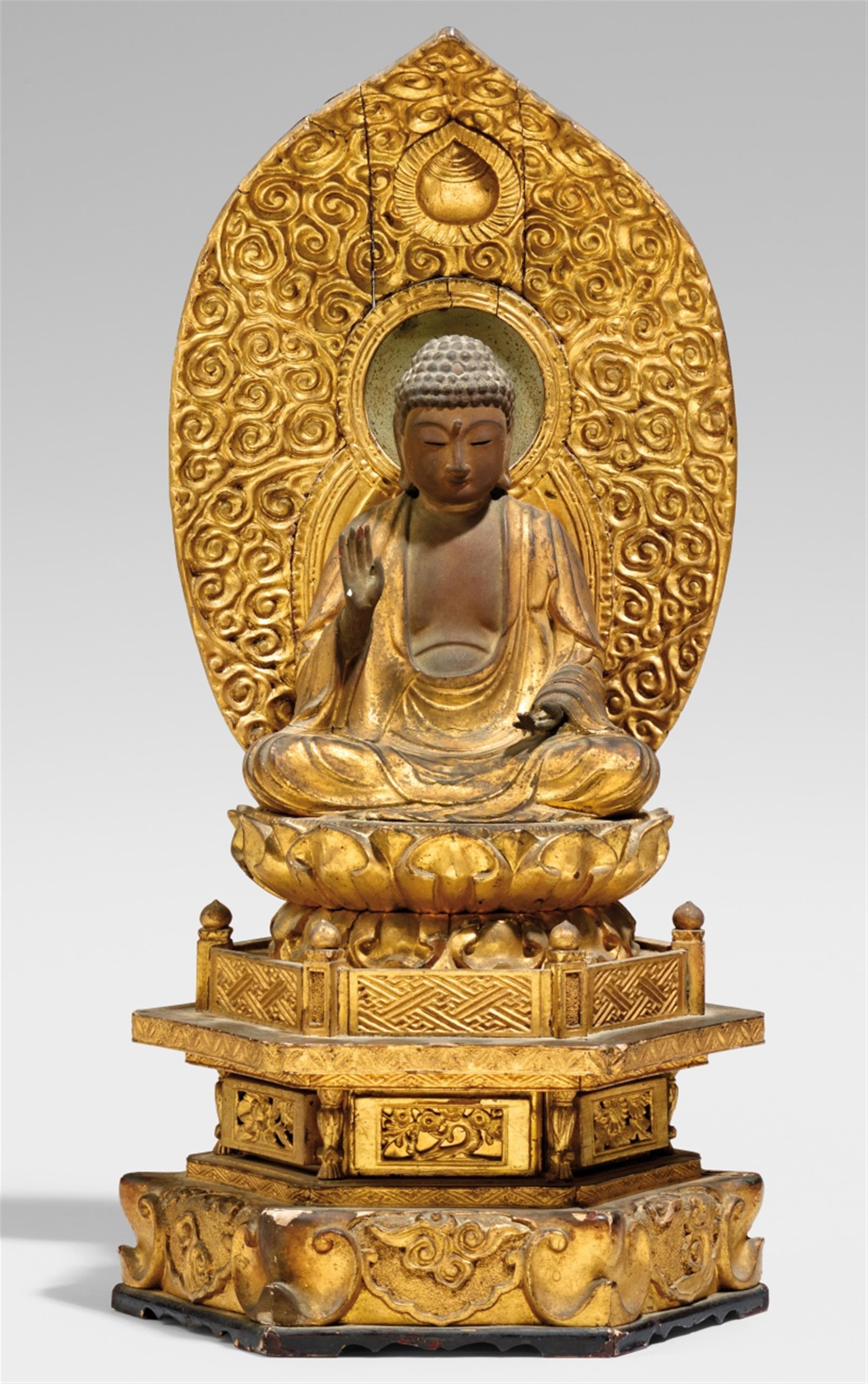 A gilded and lacquered wood figure of Amida Nyorai. 17th/18th century - image-1