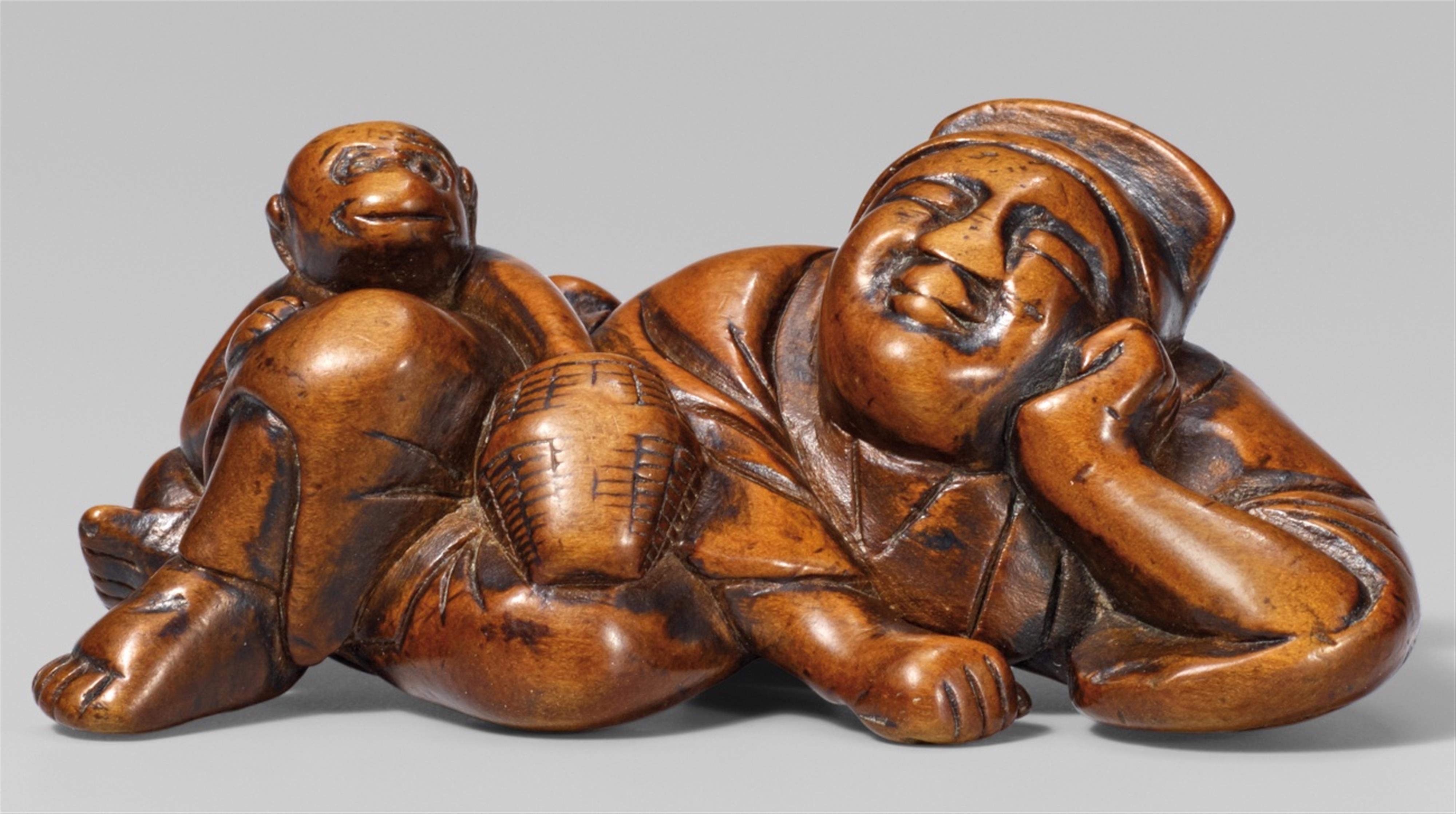 A boxwood netsuke of a sleeping sarumawashi. 18th/early 19th century - image-1