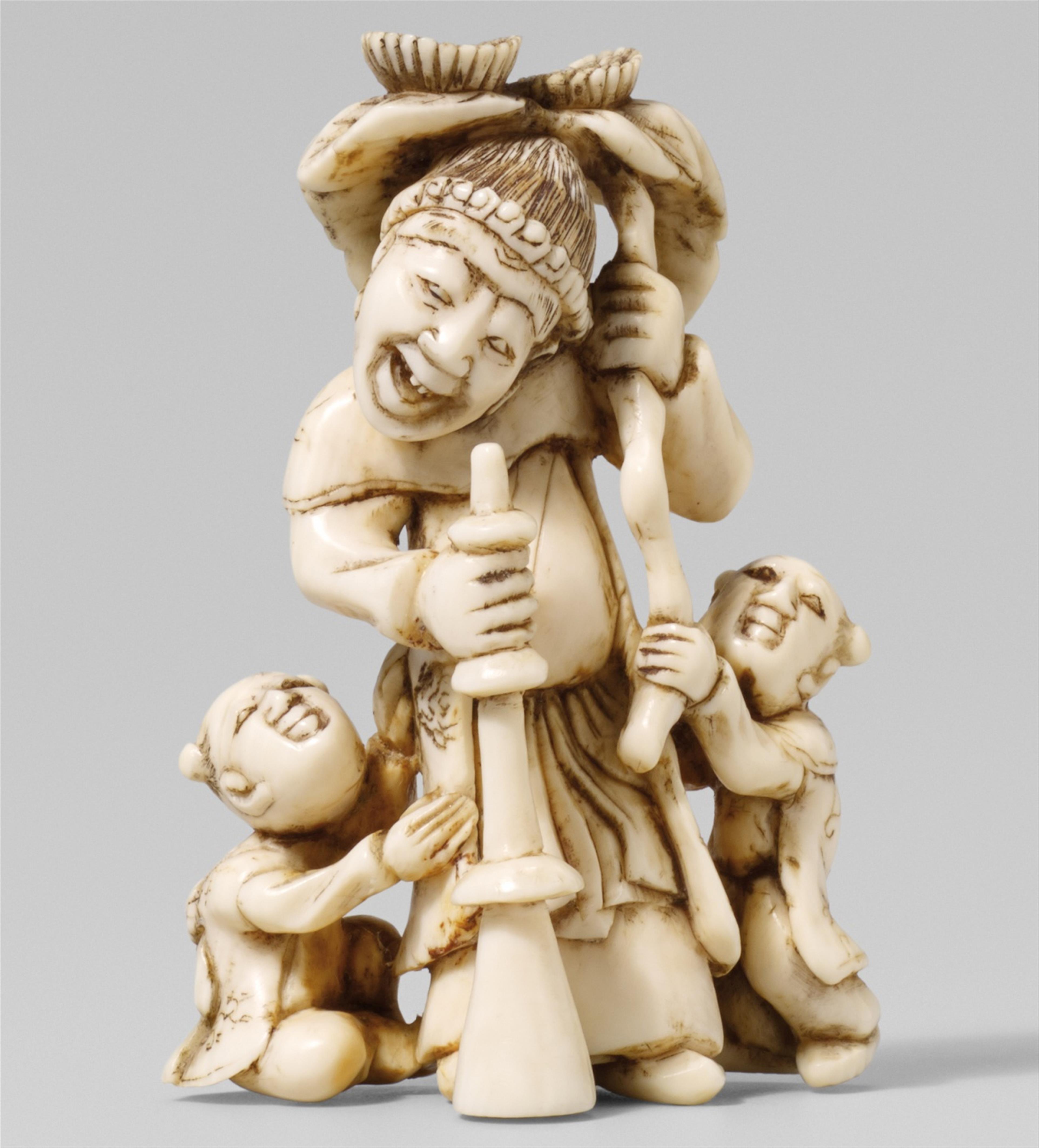 An ivory netsuke of a Chinese musician. Around 1800 - image-1