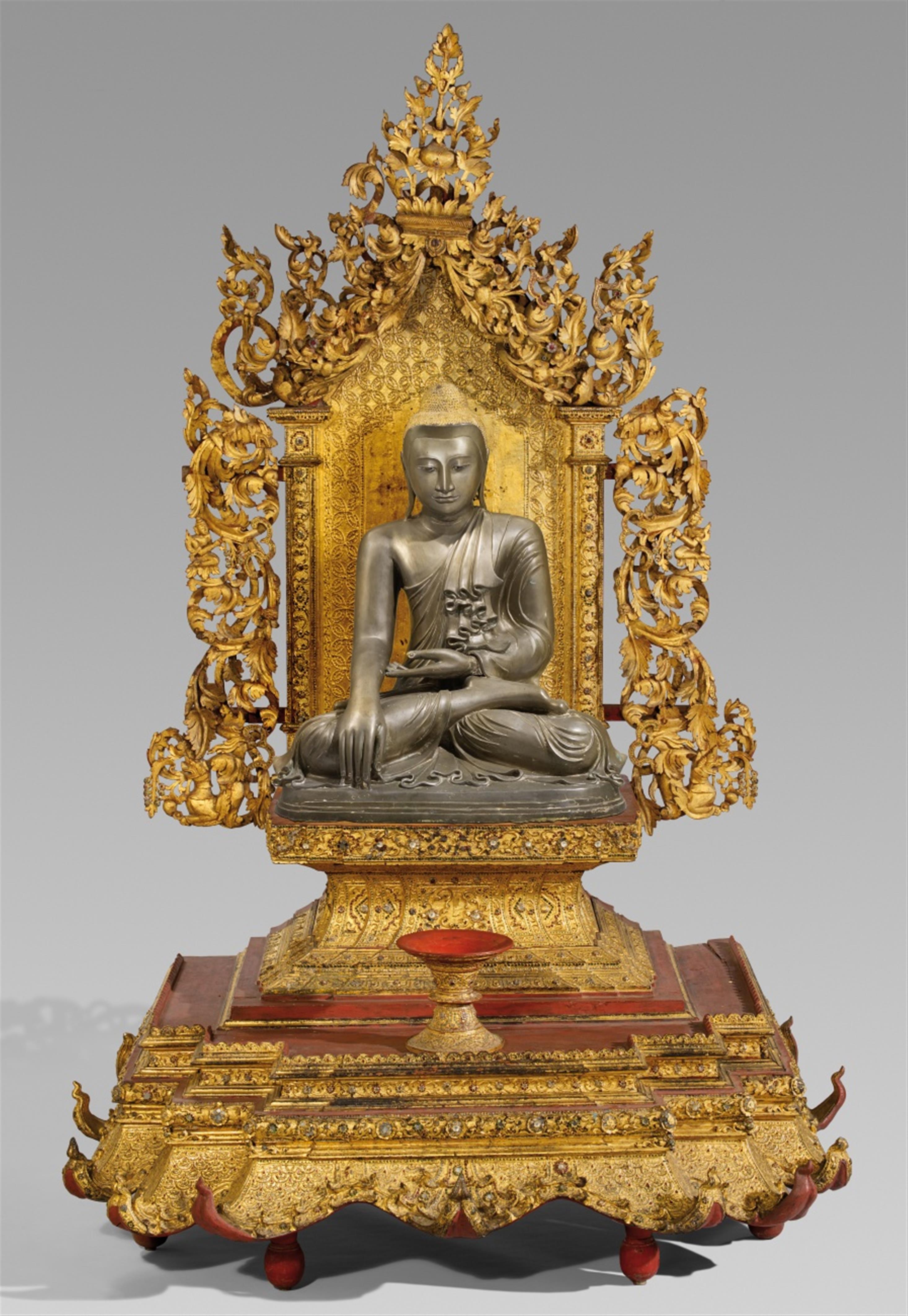 Monumentaler Altarthron (hpaya khan) mit Bronzefigur des Buddha Shakyamuni. Holz, Lack, Gold, Glas, Bronze. Birma, Mandalay. Spätes 19./frühes 20. Jh. - image-1