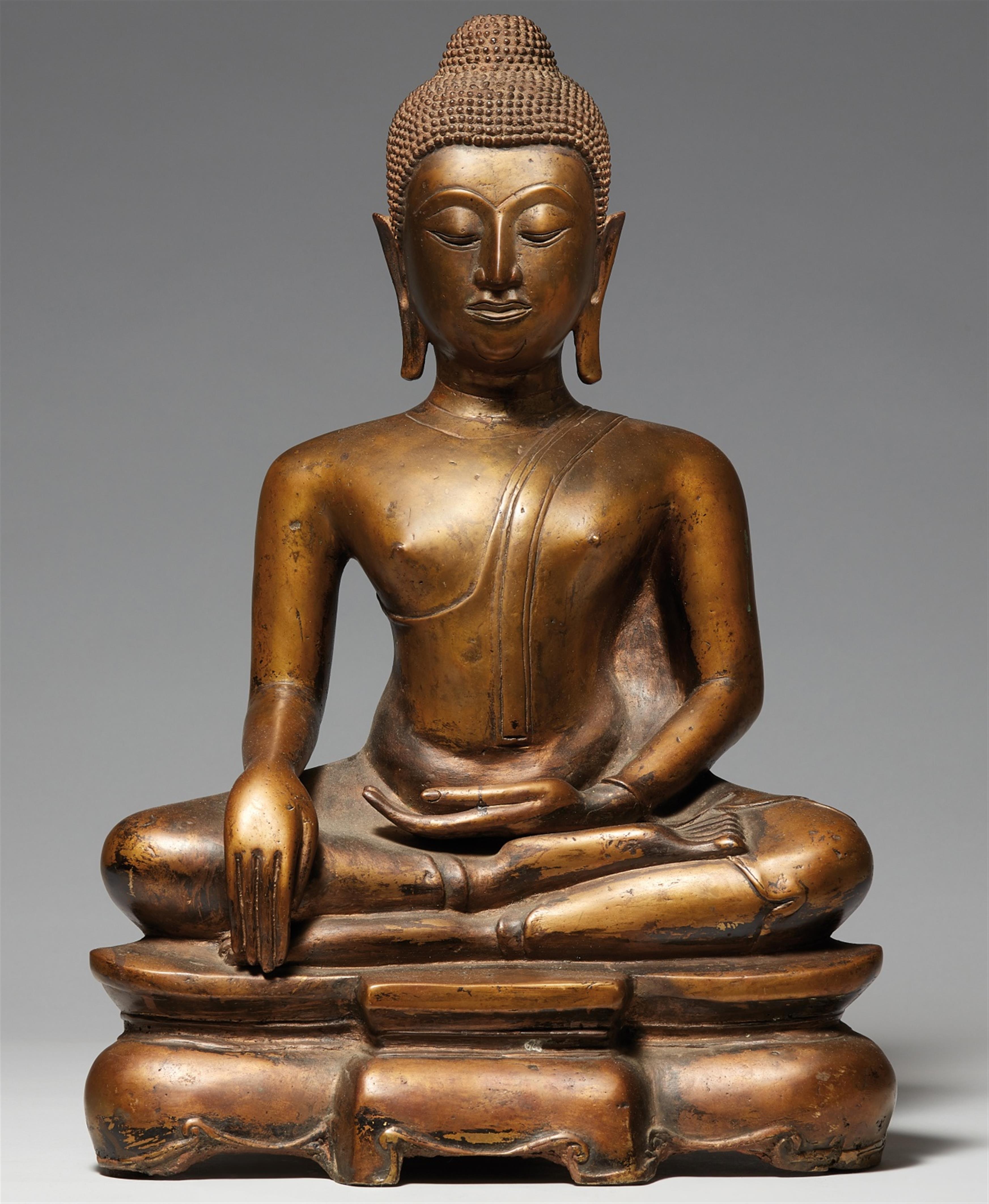 Buddha Shakyamuni. Gelbliche Bronze. Thailand, Ayutthaya-Stil 17. Jh. oder später - image-1