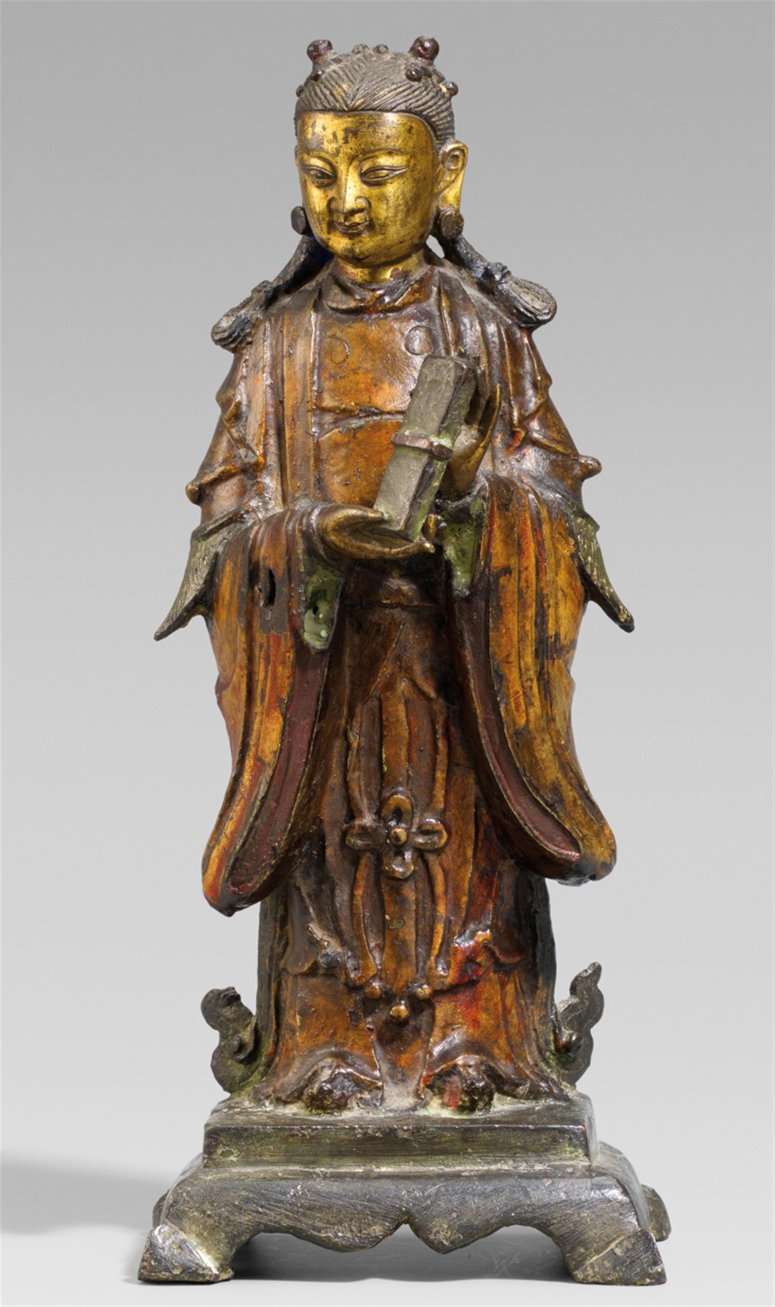 Weibliche Begleitfigur einer daoistischen Gottheit. Teilweise vergoldete Bronze. 17./18. Jh. - image-1