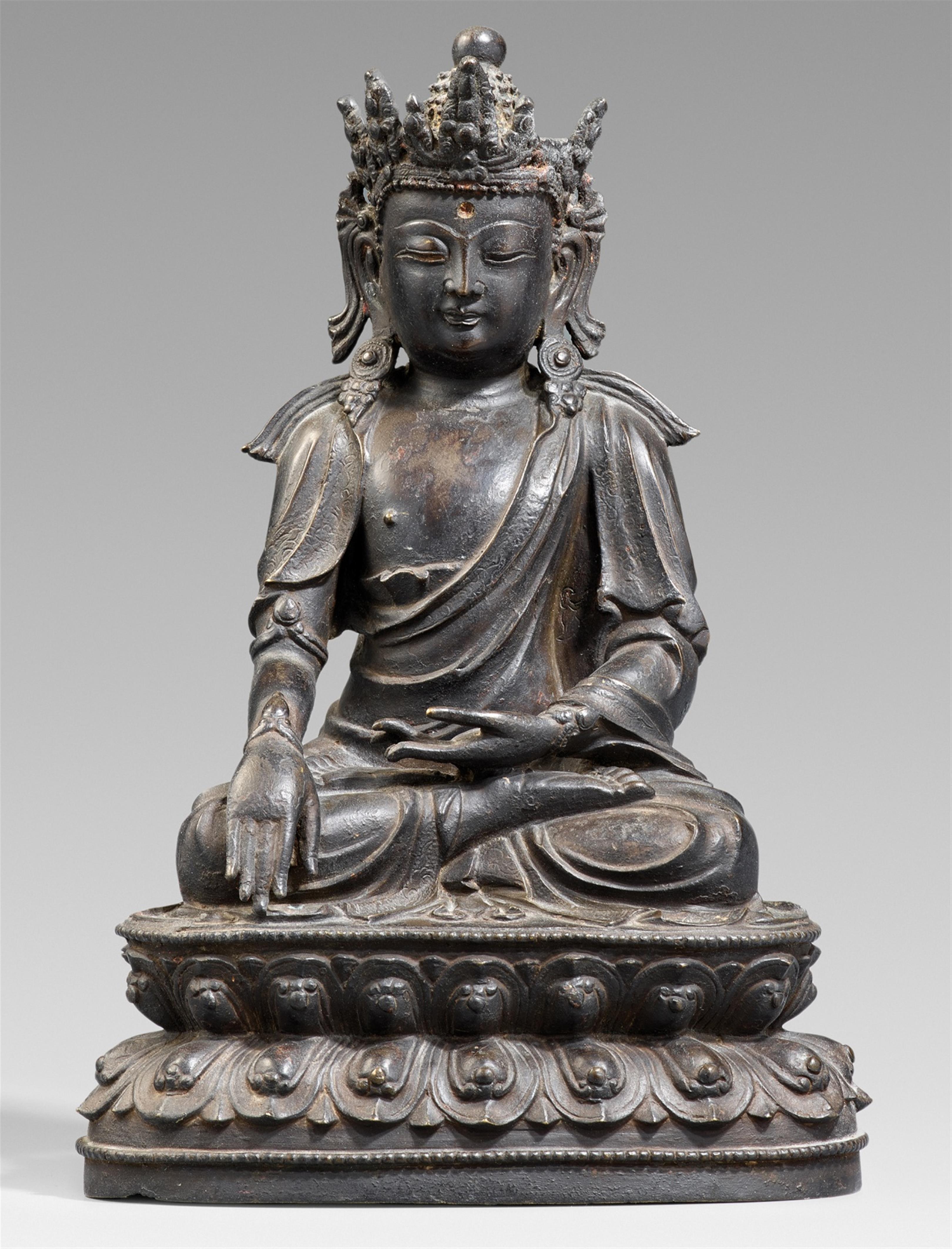 A bronze figure of a crowned Buddha. 17th/18th century - image-1