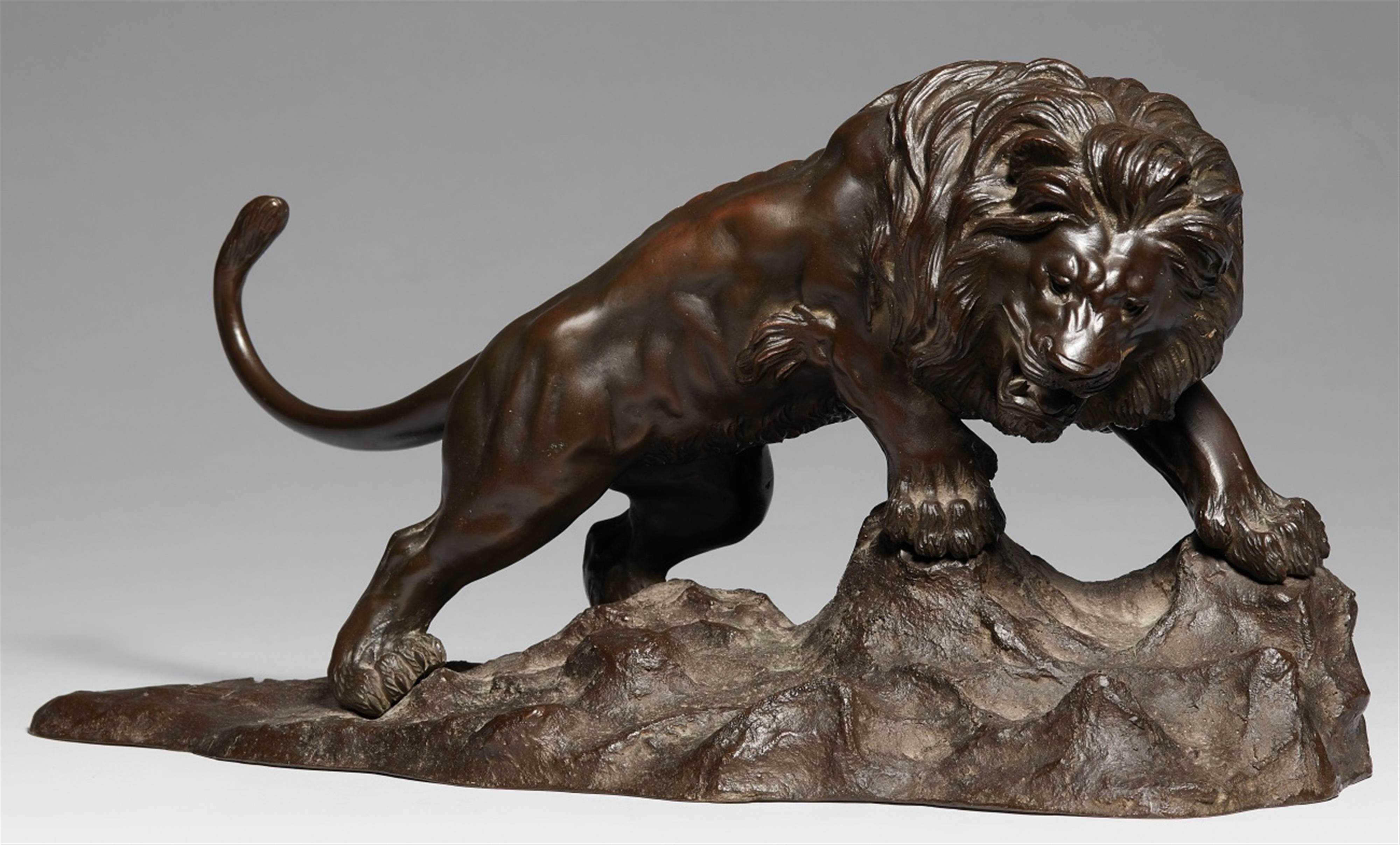 A bronze figure of a roaring lion. Late 19th century - image-1