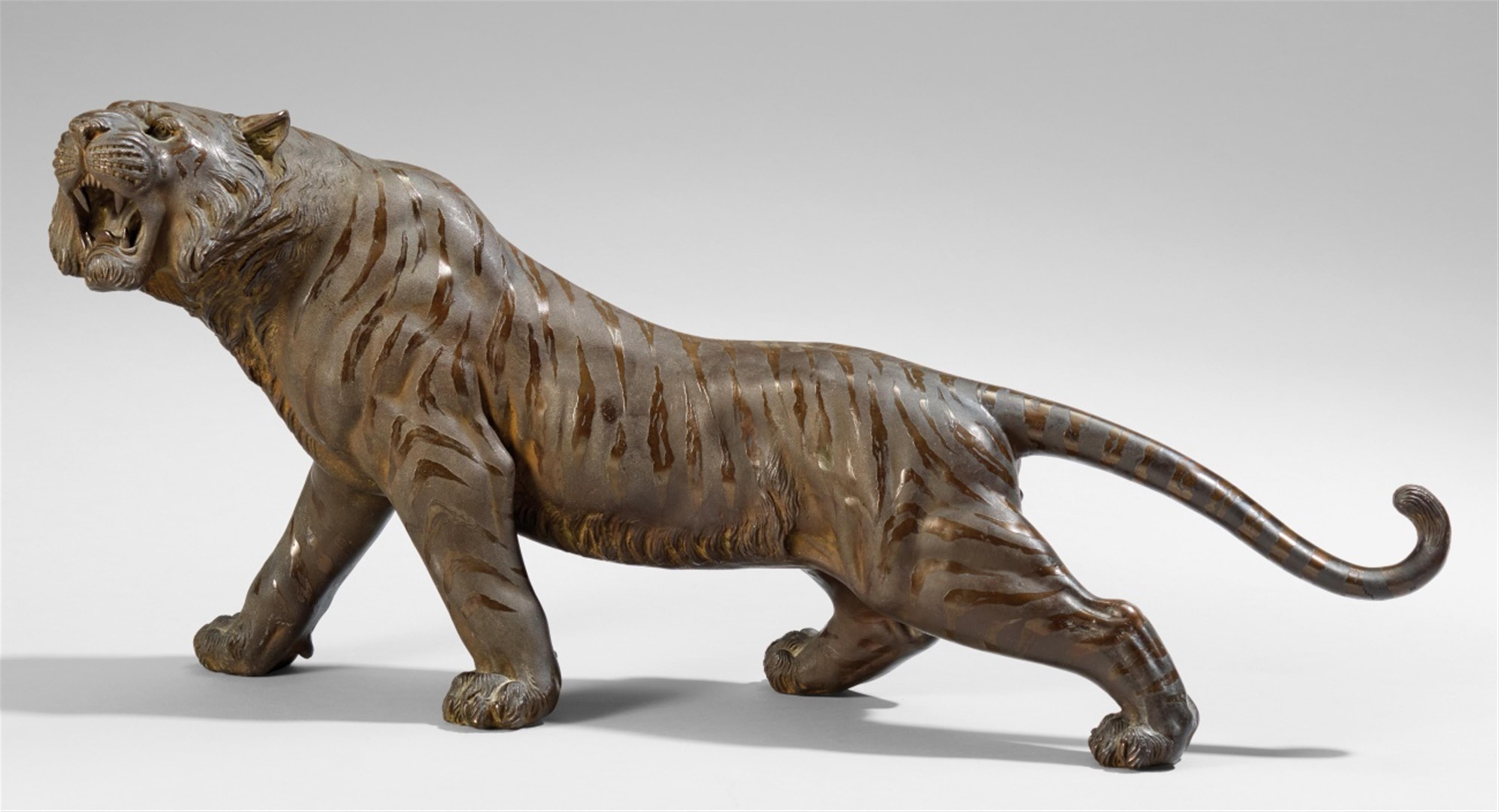 A bronze figure of a roaring tiger. Late 19th century - image-1