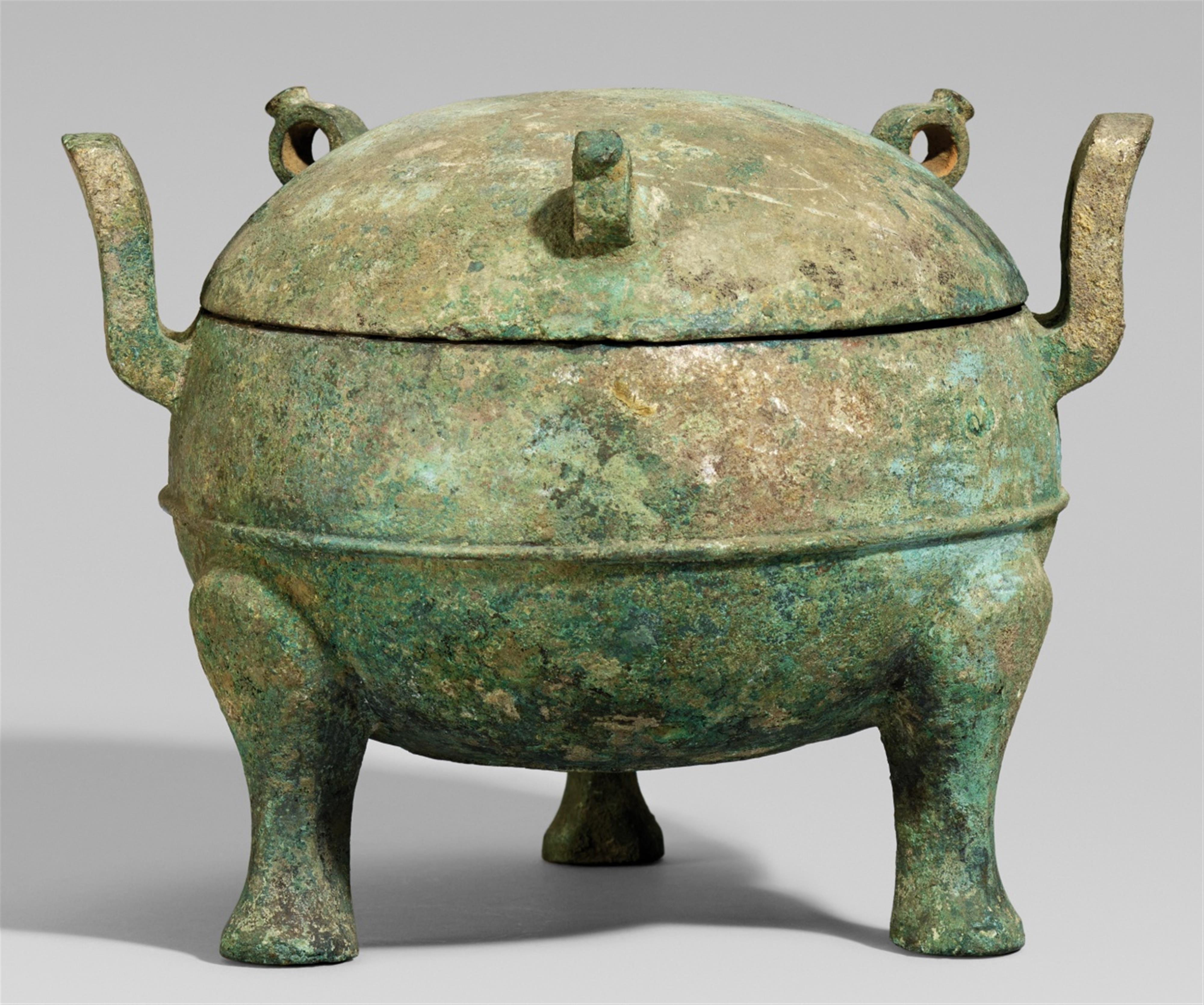 A bronze tripod ritual food vessel (ding) and cover. North-central China. Eastern Zhou/late Spring and Autumn period, early to mid-5th century BC - image-1