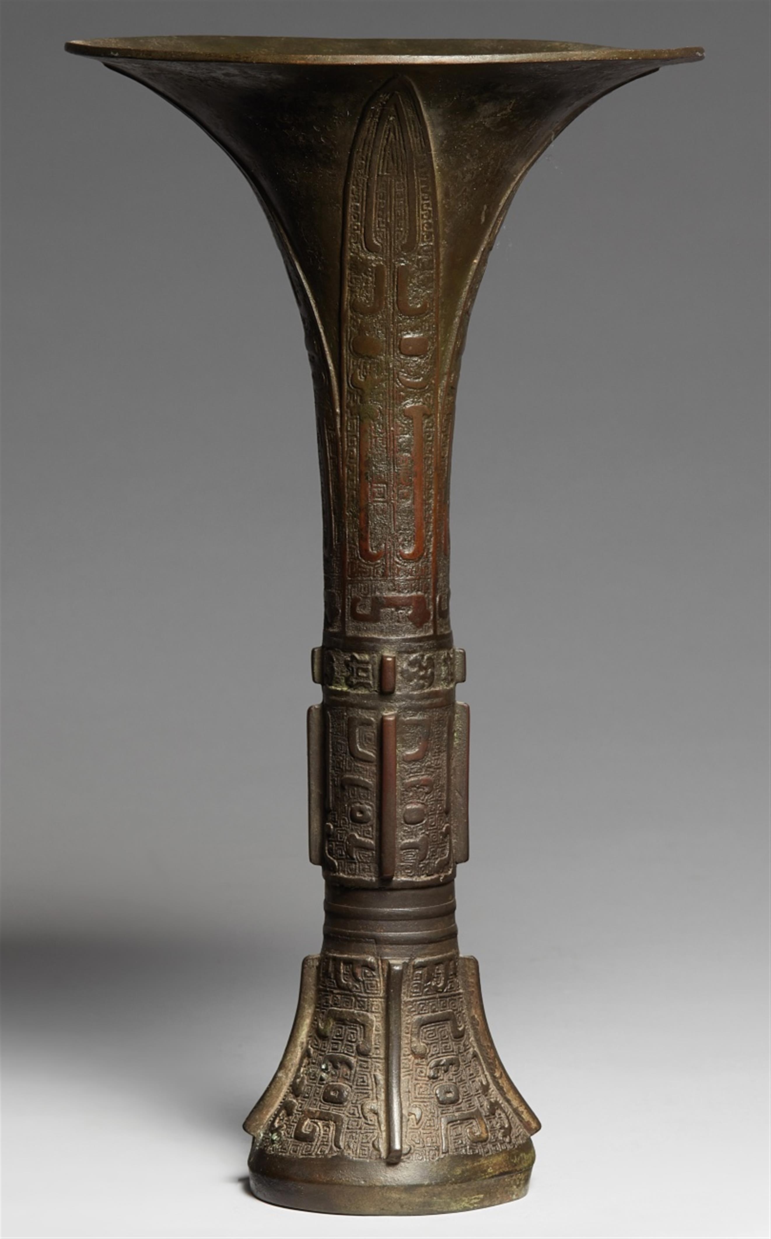 A slender bronze altar vase. Ming dynasty - image-1