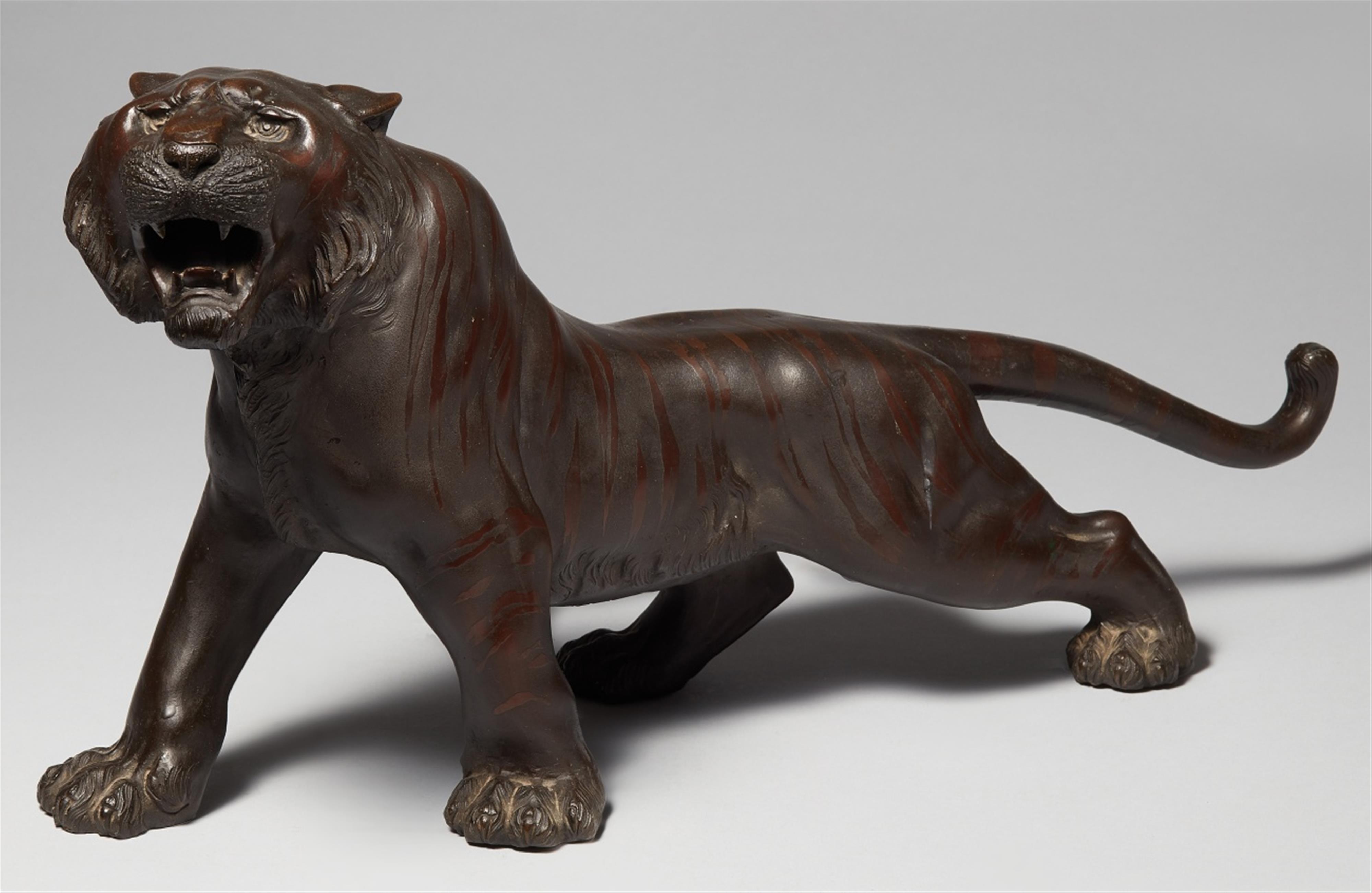 A bronze figure of a roaring tiger. Late 19th century - image-1