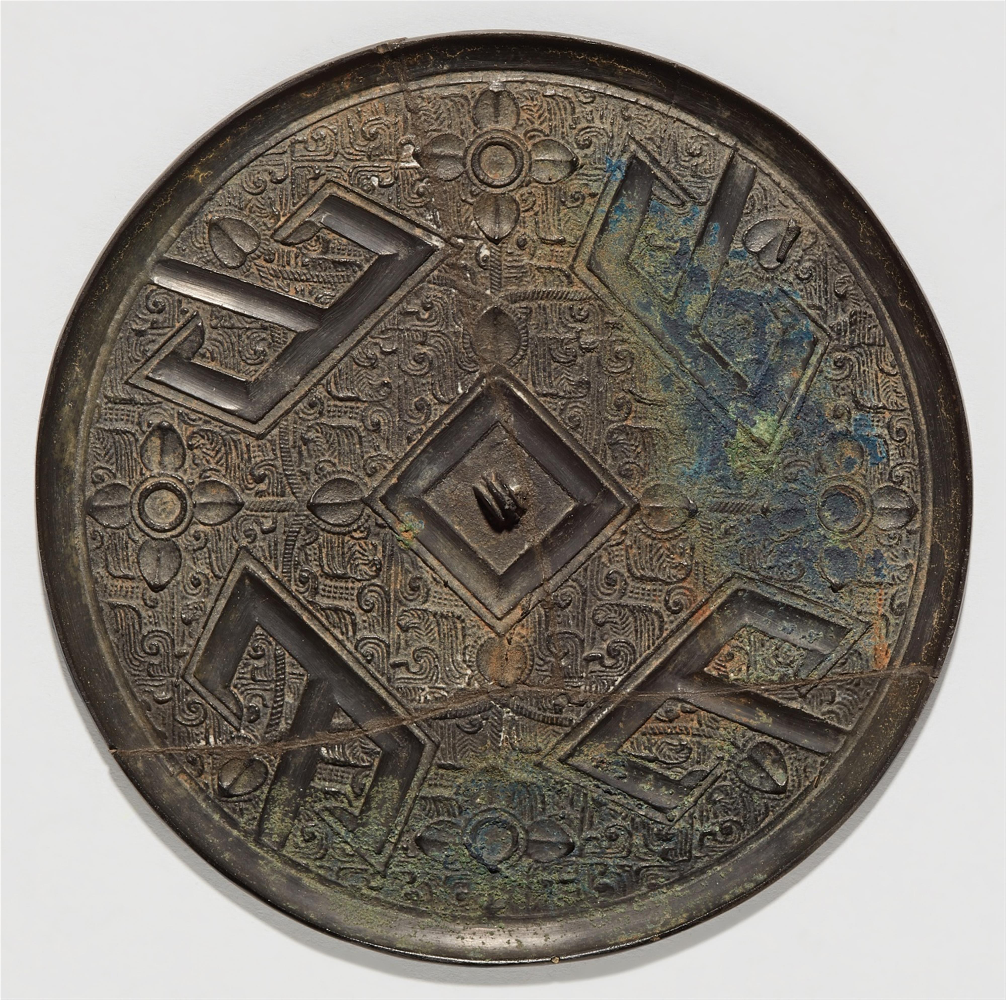 A bronze mirror. Warring States period (480-221 BC) - image-1
