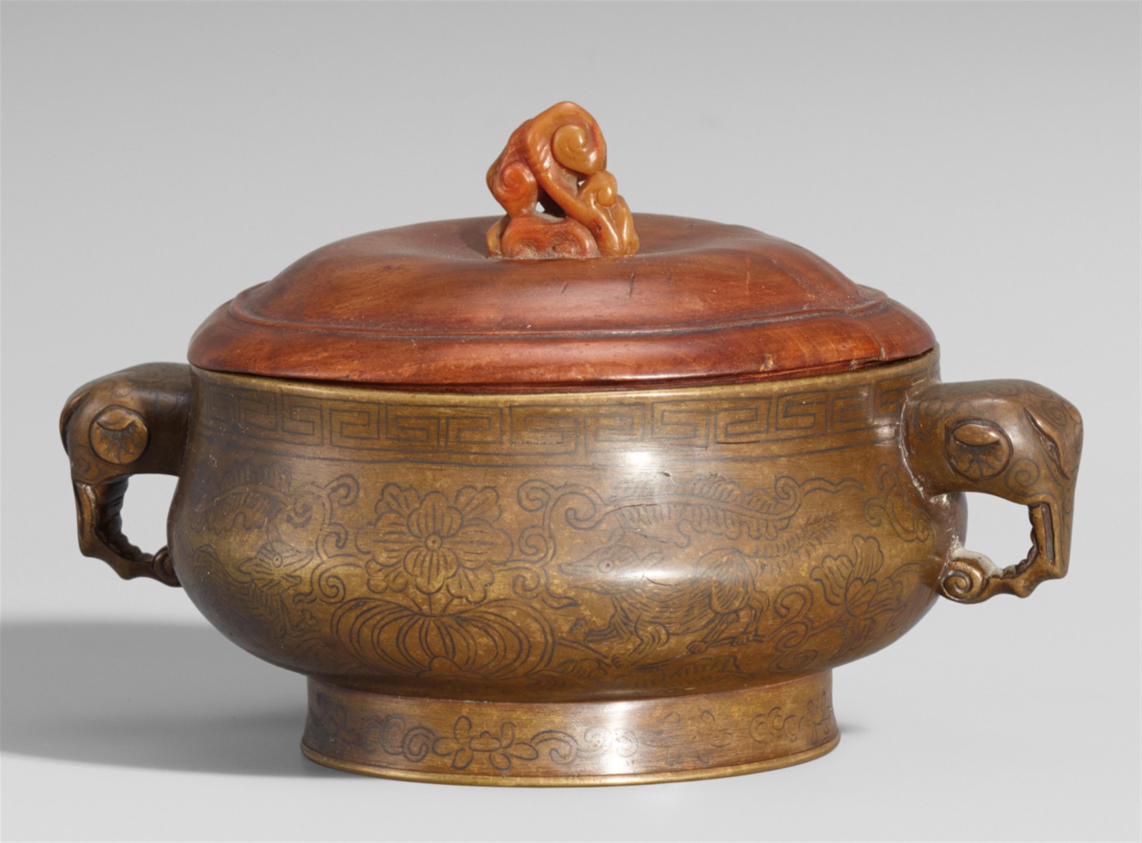 A yellowish bronze incense burner. Ming dynasty, 16th/17th century - image-3