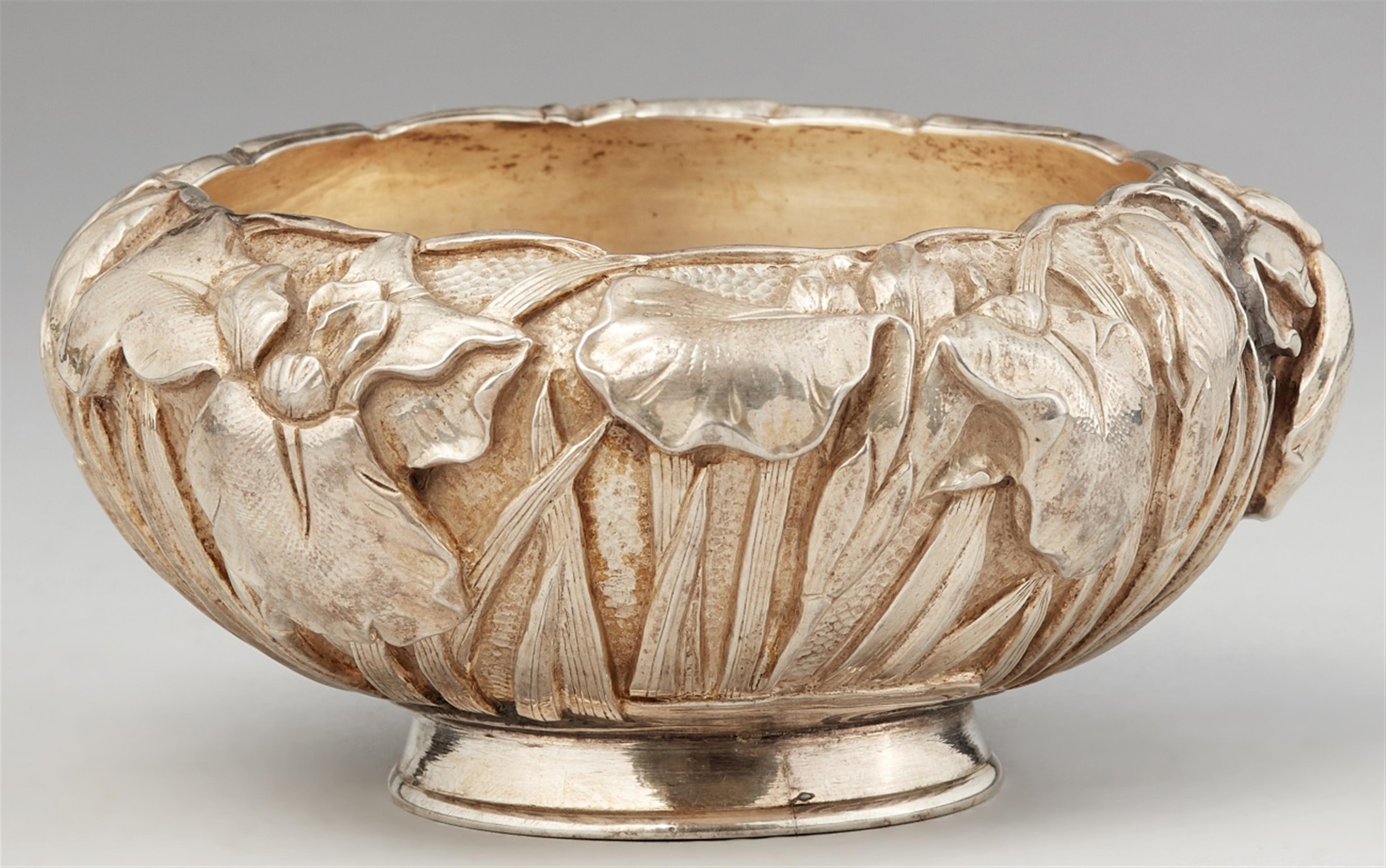 A small silver bowl. Around 1900 - image-1