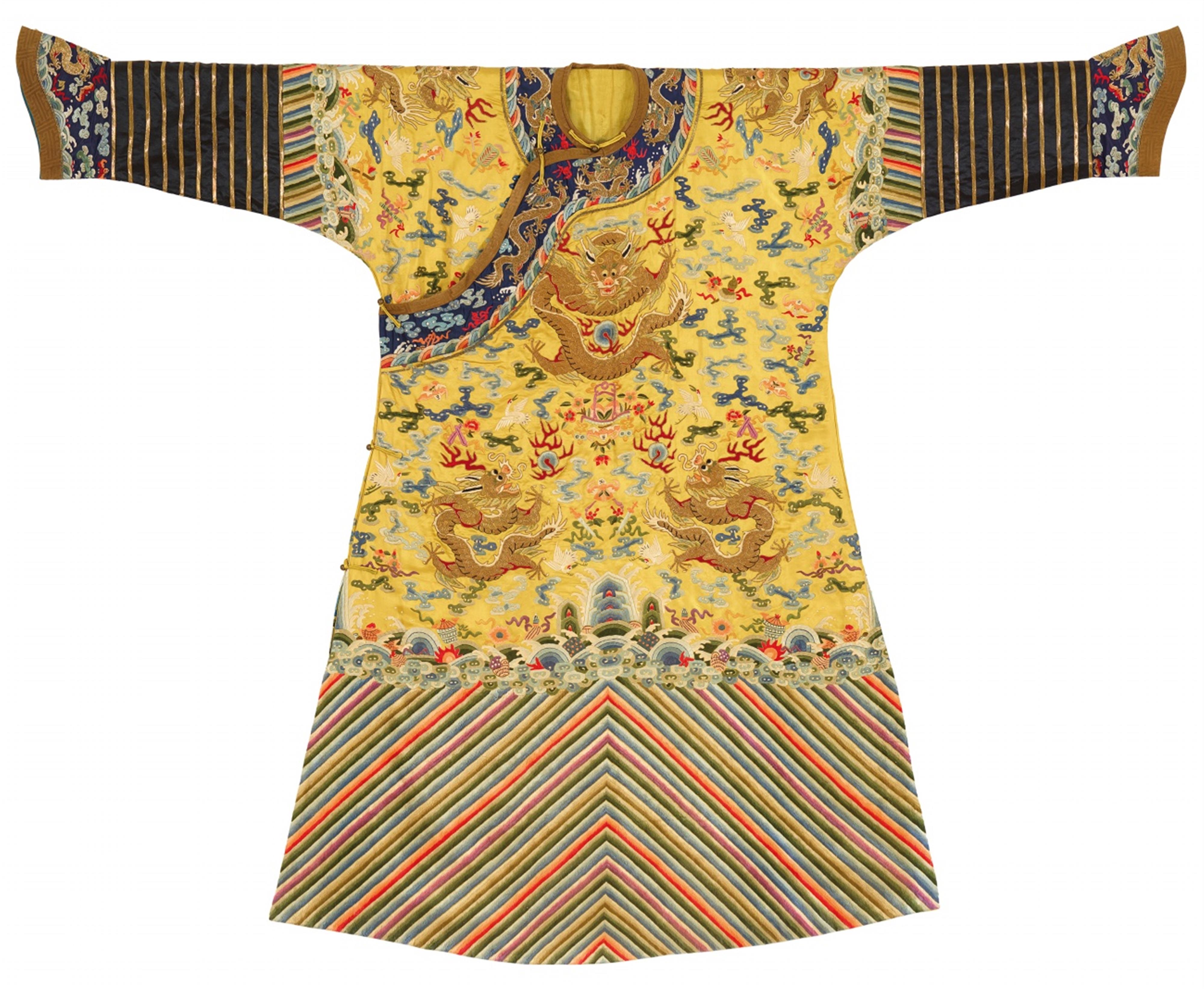 A yellow silk embroidered dragon robe (jifu). Late 19th century - image-3