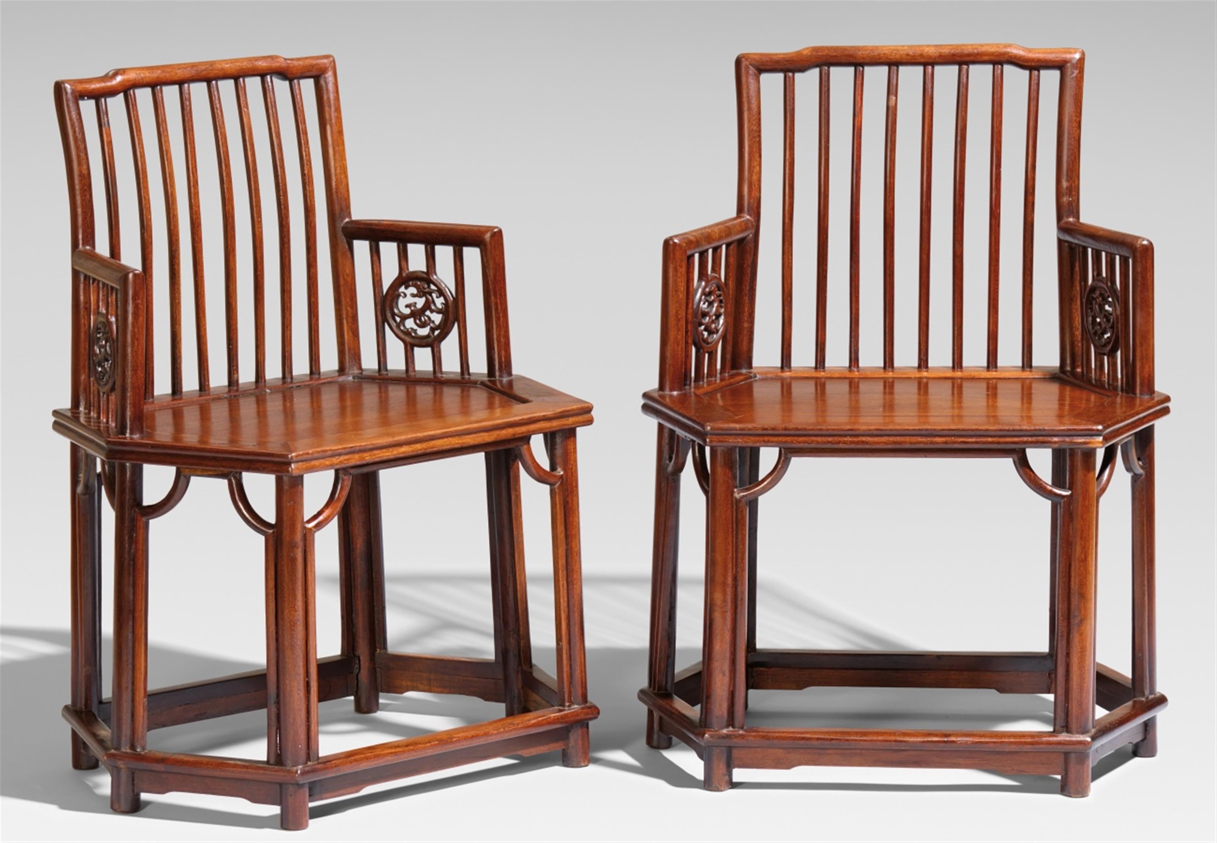 A pair of hexagonal jichimu chairs. 19th century - image-1