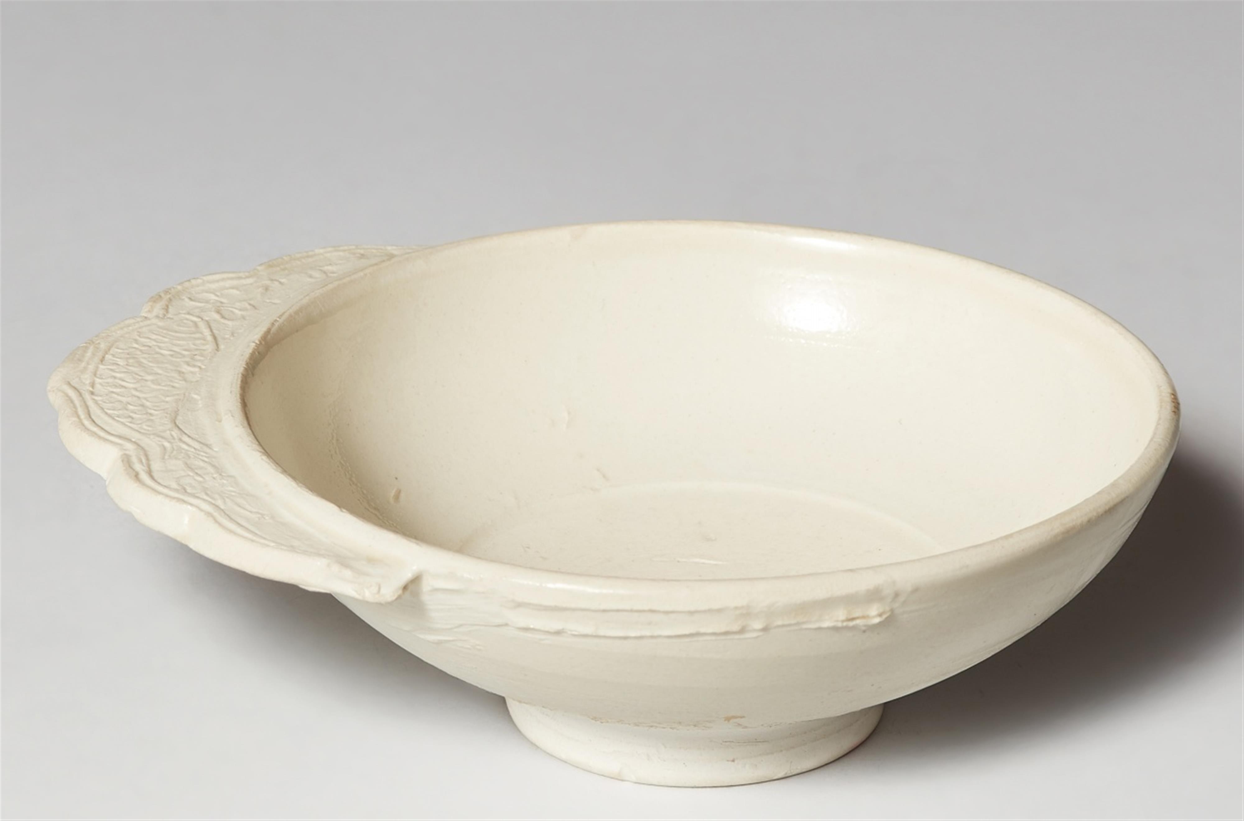 A small white-glazed handled washer. Huozhou kilns. Jin dynasty (1115-1234) - image-1