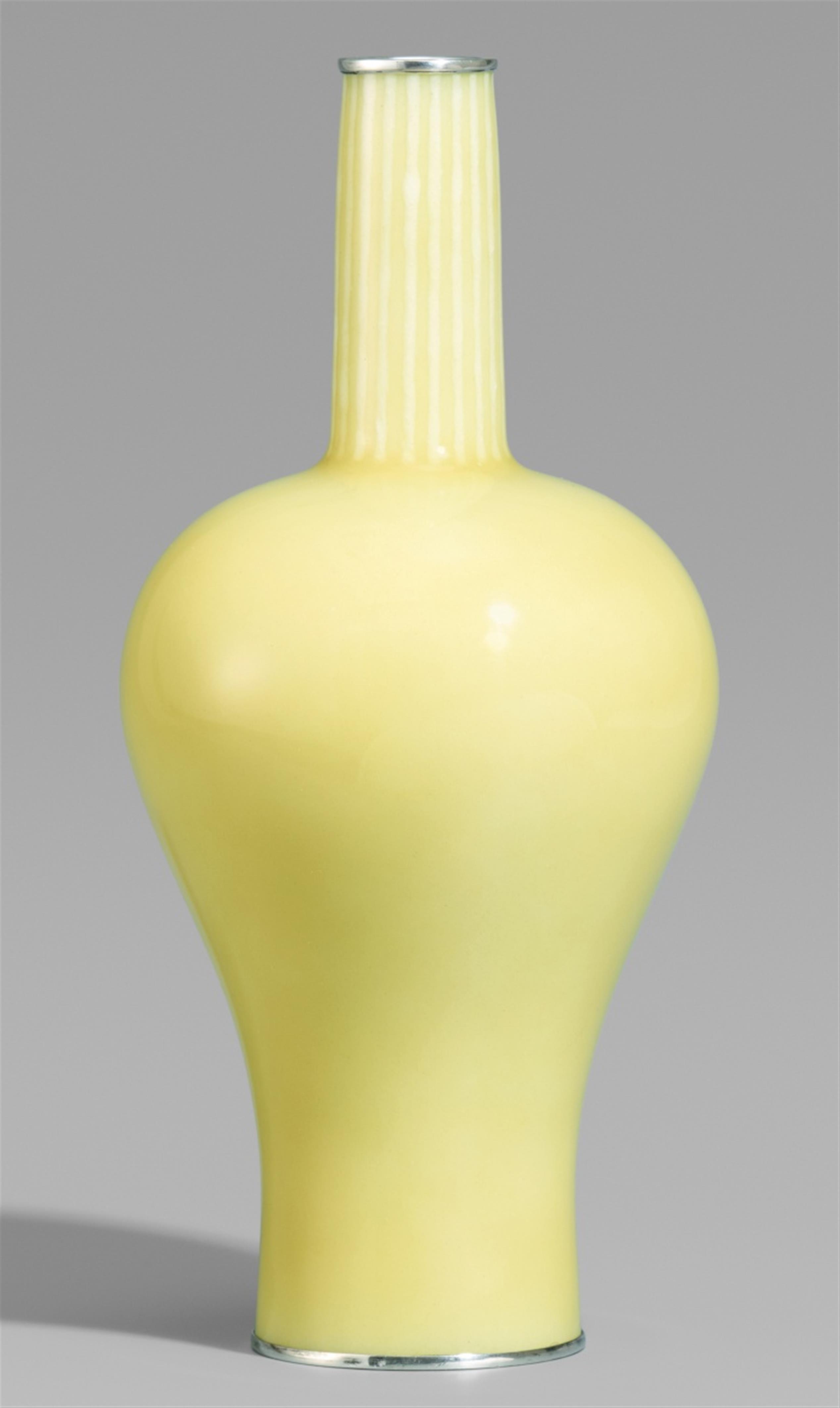 An Andô yellow enameled vase. First half 20th century - image-1