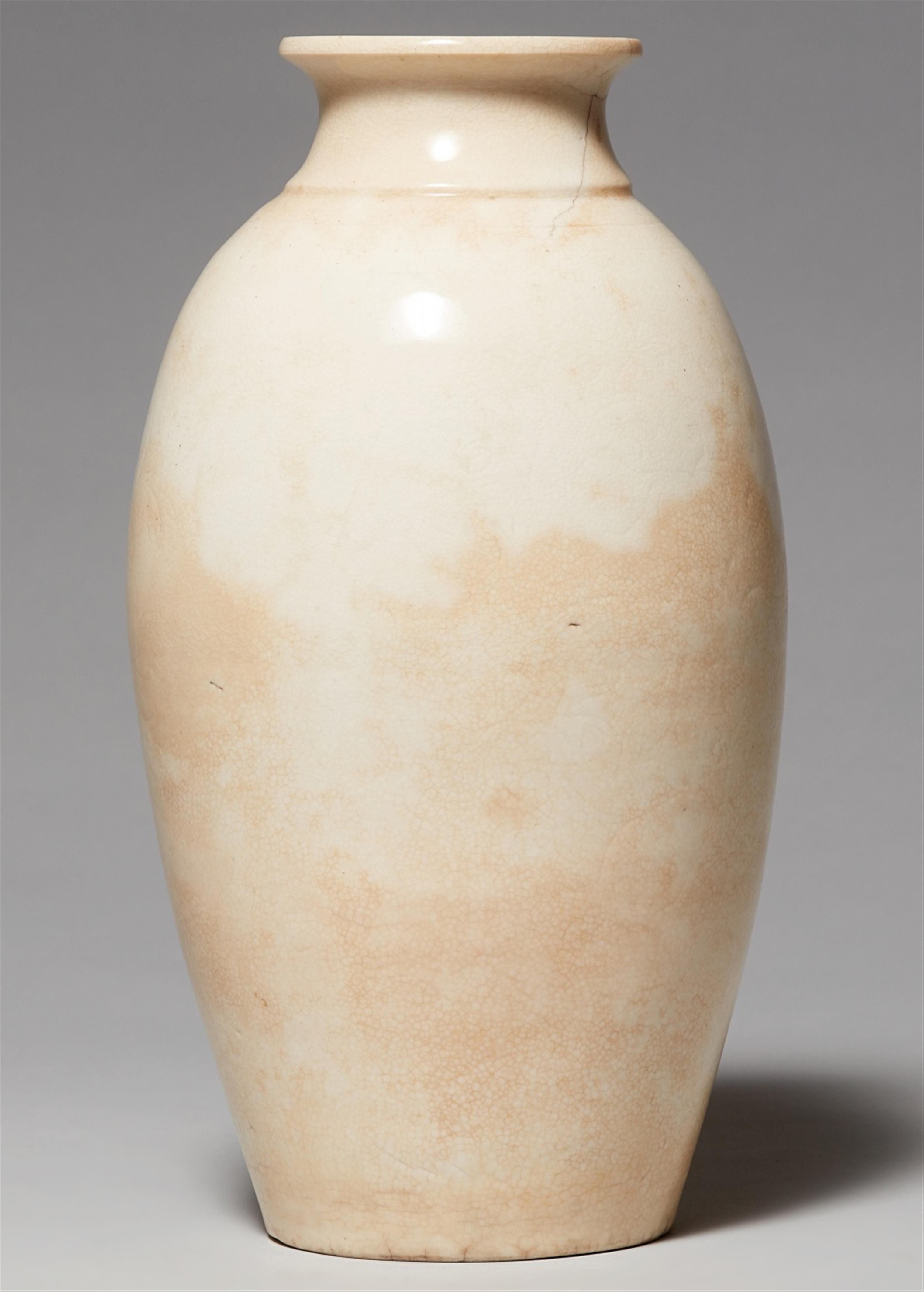 A creamy-white glazed vase. 17th century - image-1