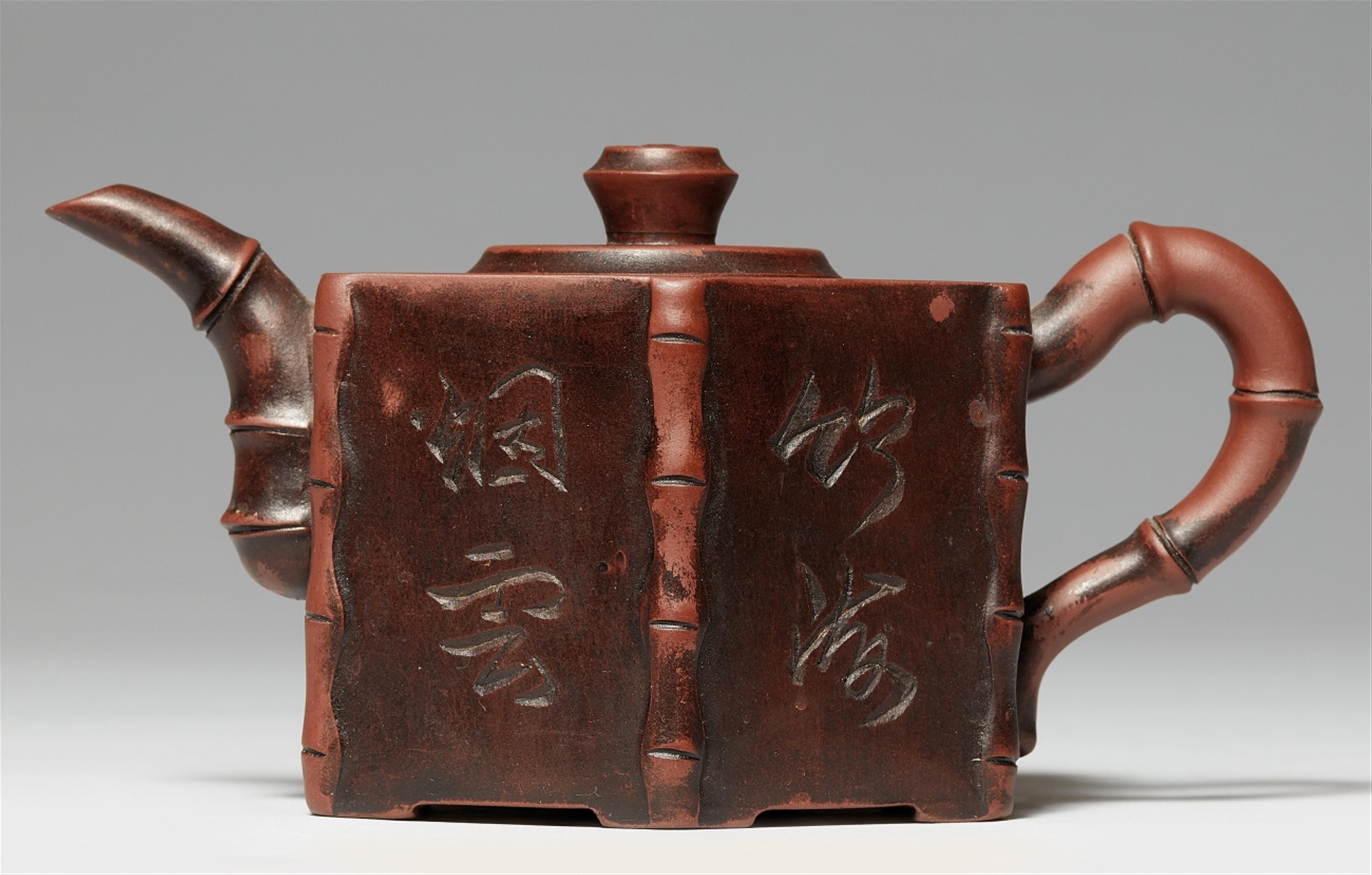 An Yixing teapot. Qing dynasty (1644-1911) - image-1