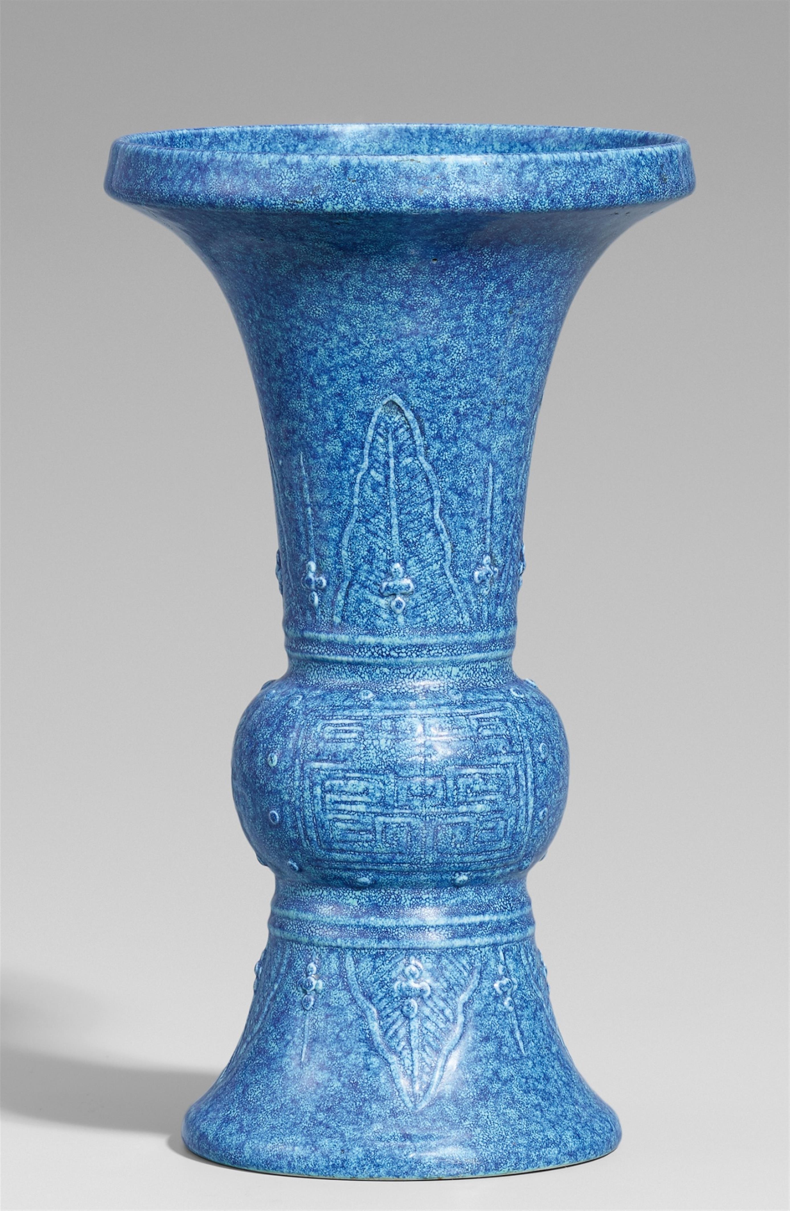 A robin's egg-glazed gu-form vase. 18th/19th century - image-1