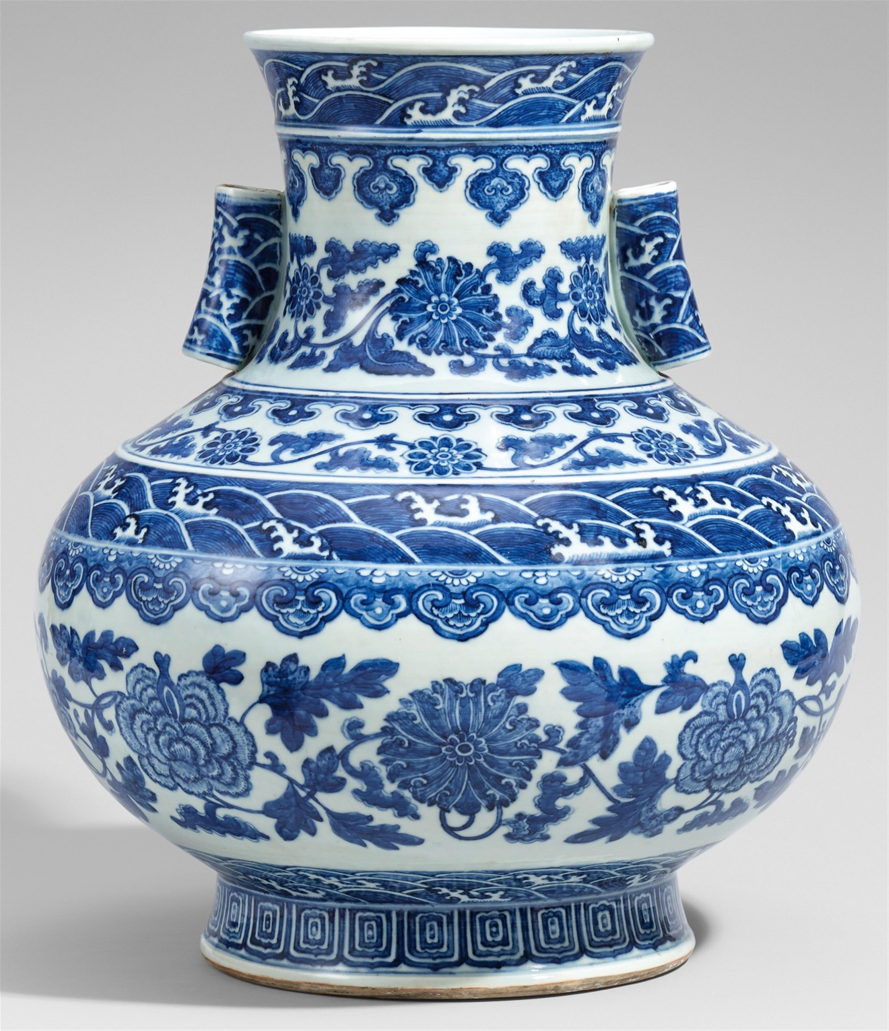 A large blue and white hu-shaped vase. 19th/20th century - image-1
