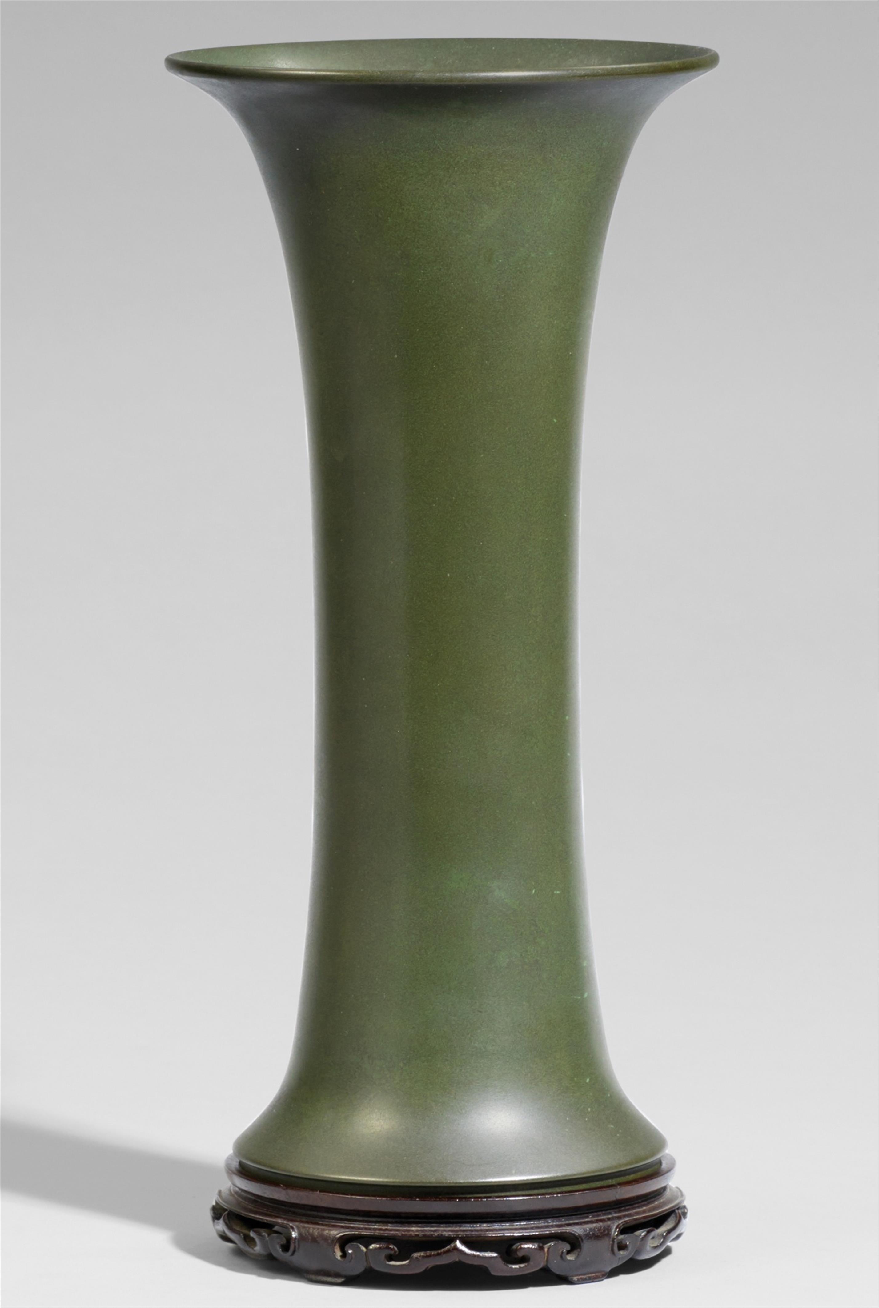 A slender bronze sleeve vase. Kyoto. Early 20th century - image-1