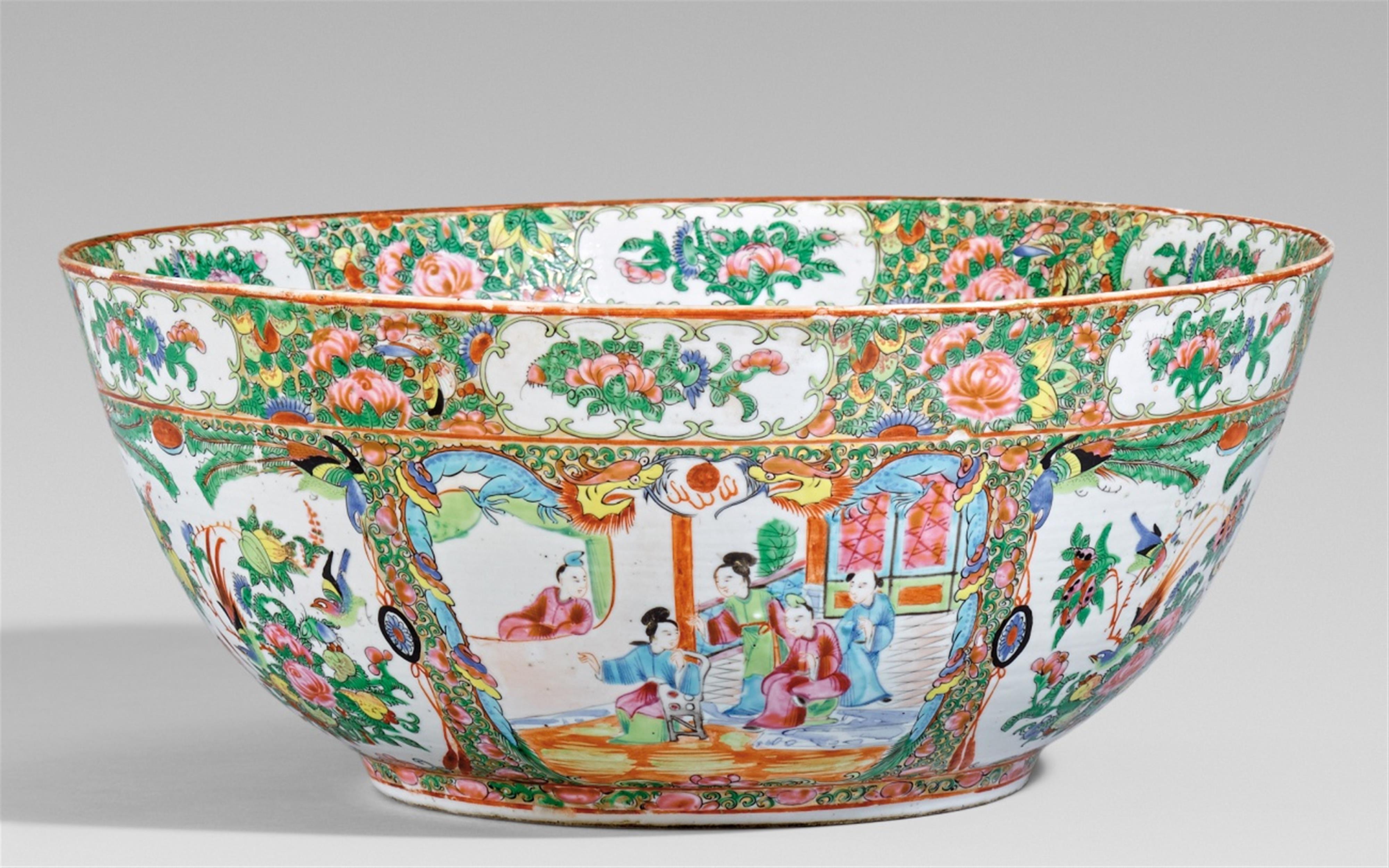 A large Canton famille rose punchbowl. 19th century - image-1